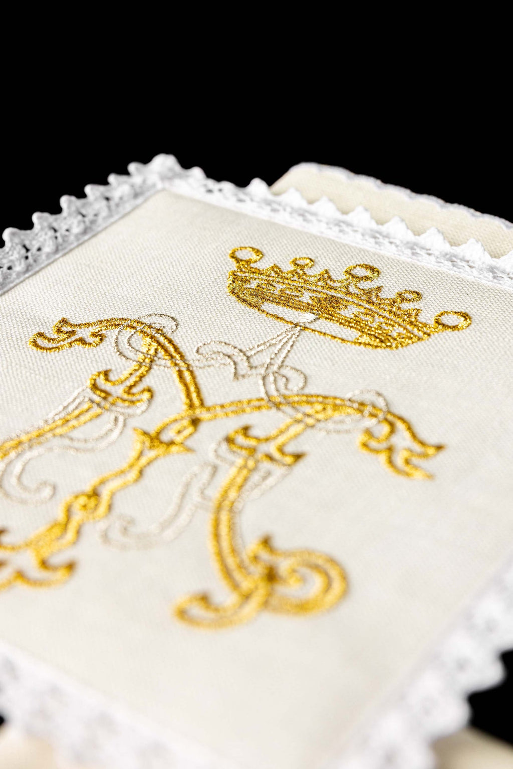 Kelch aus Leinen mit goldener Marian-Stickerei