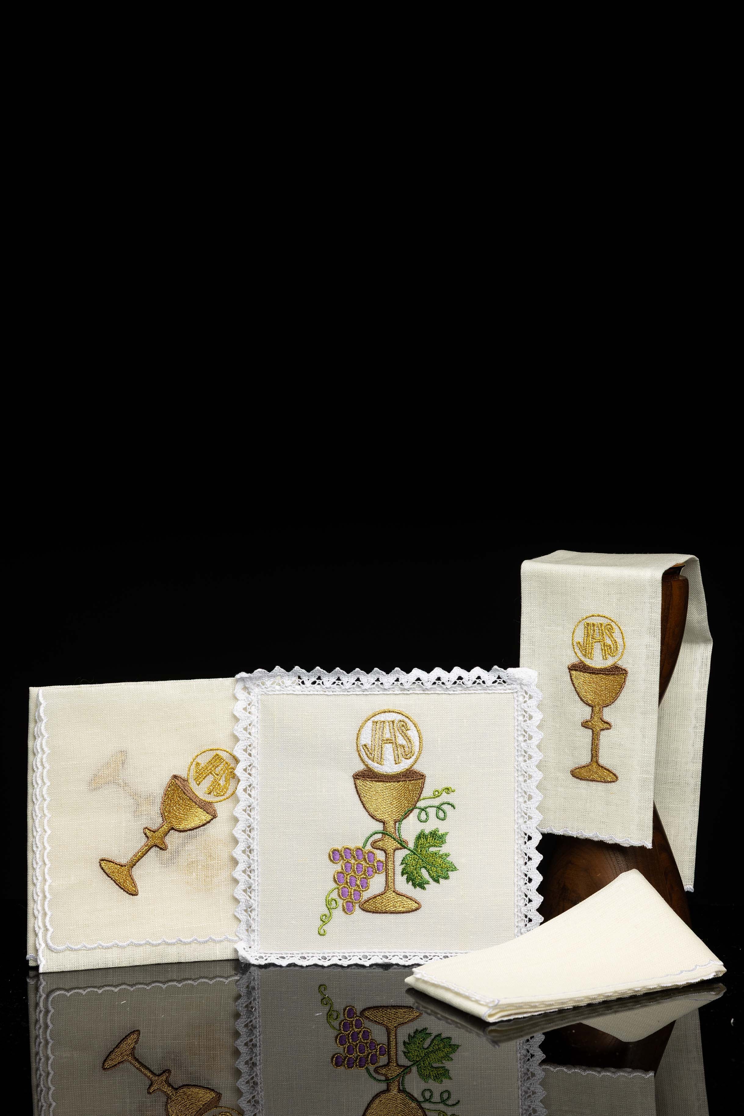 Kelchwäsche-Set in Weiß mit goldenem Kelchmotiv und Spitzenrand