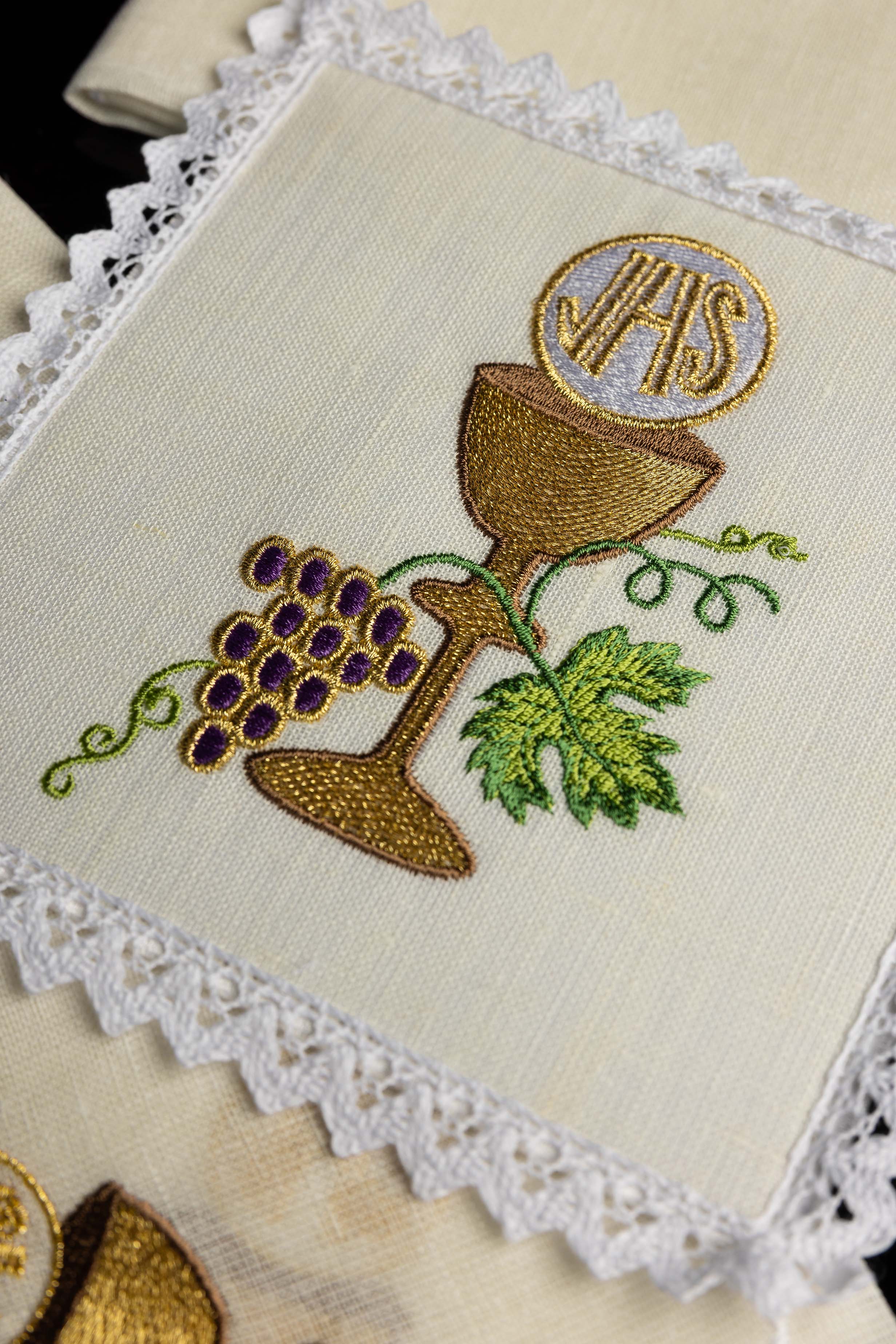 Kelchwäsche-Set in Weiß mit goldenem Kelchmotiv und Spitzenrand
