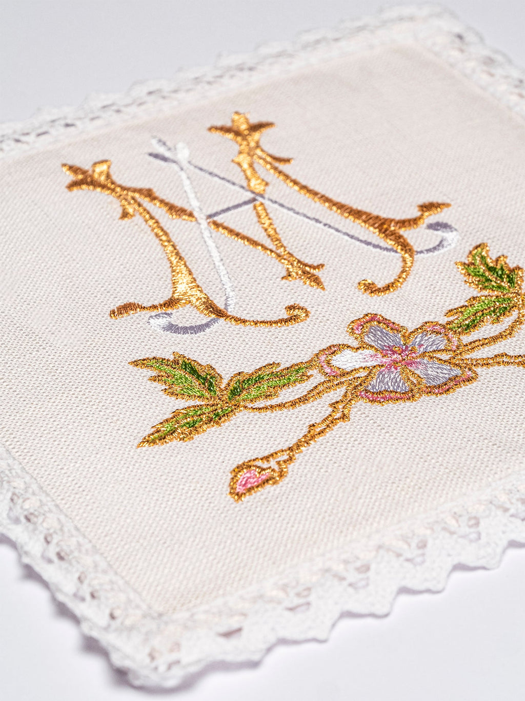 Kelch aus Leinen mit goldener Marian-Stickerei
