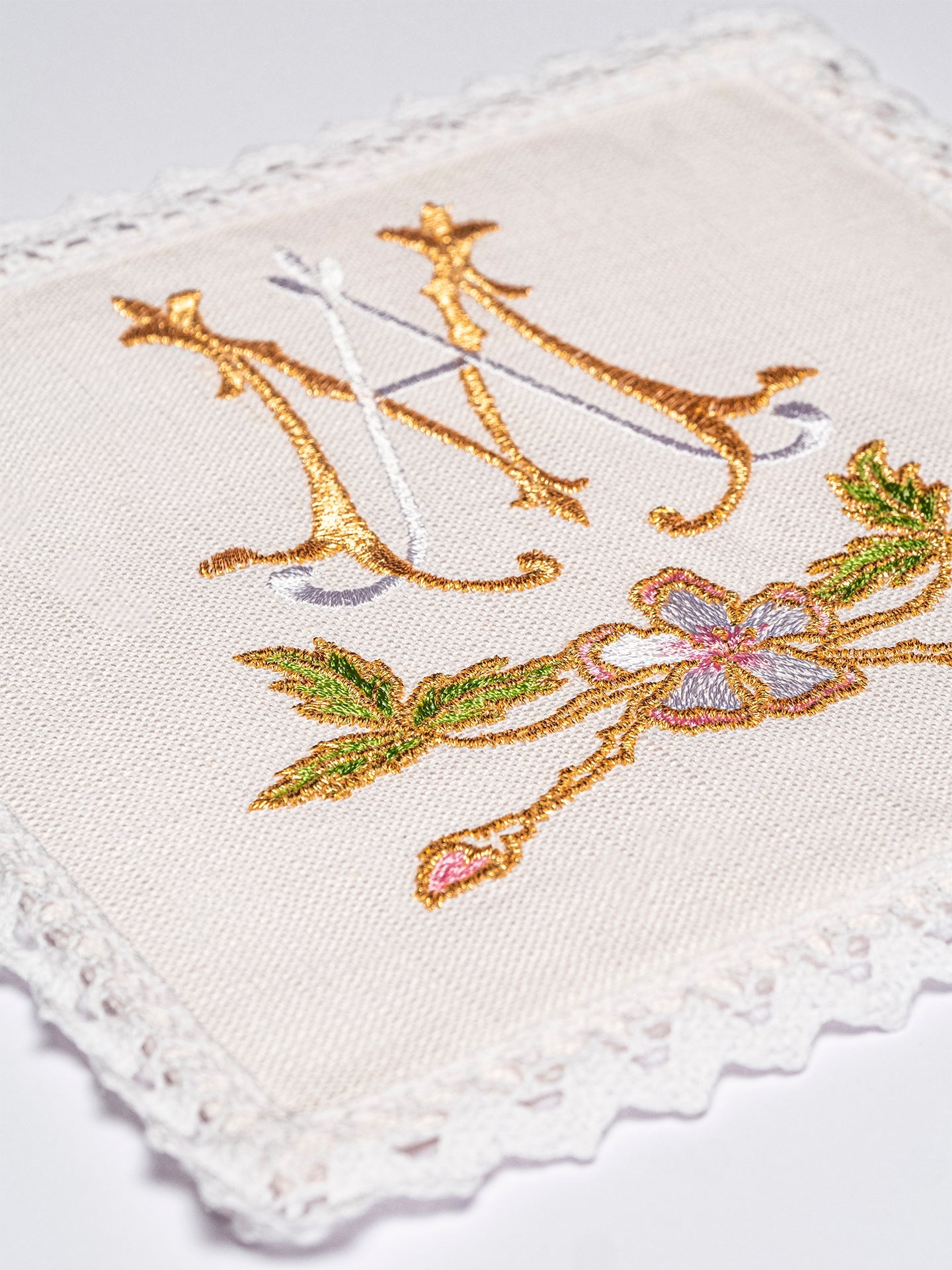 Kelch aus Leinen mit goldener Marian-Stickerei