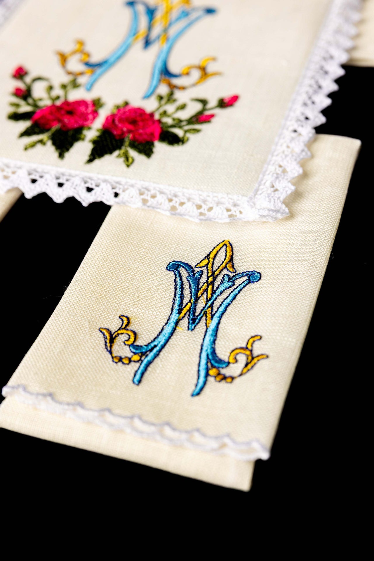 Kelch aus Leinen mit bunter Marienstickerei