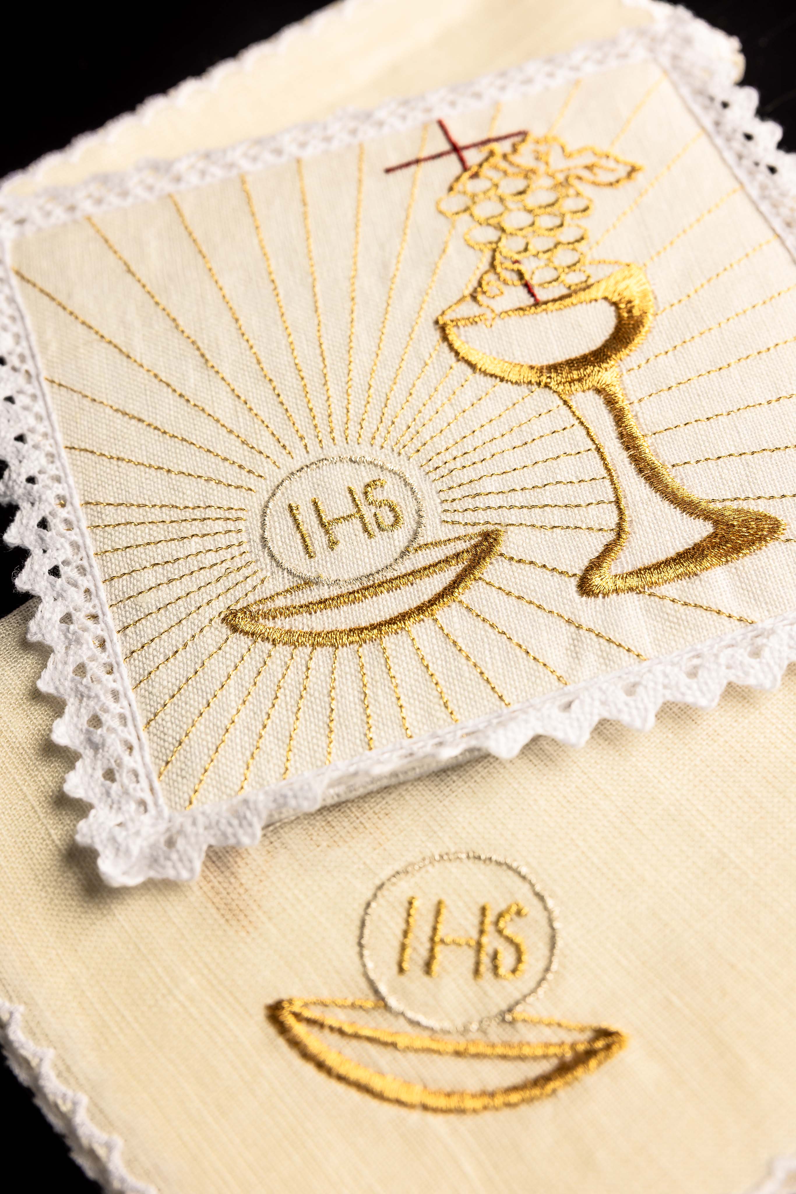 Kelch aus Leinen mit zarter goldener Kelchstickerei