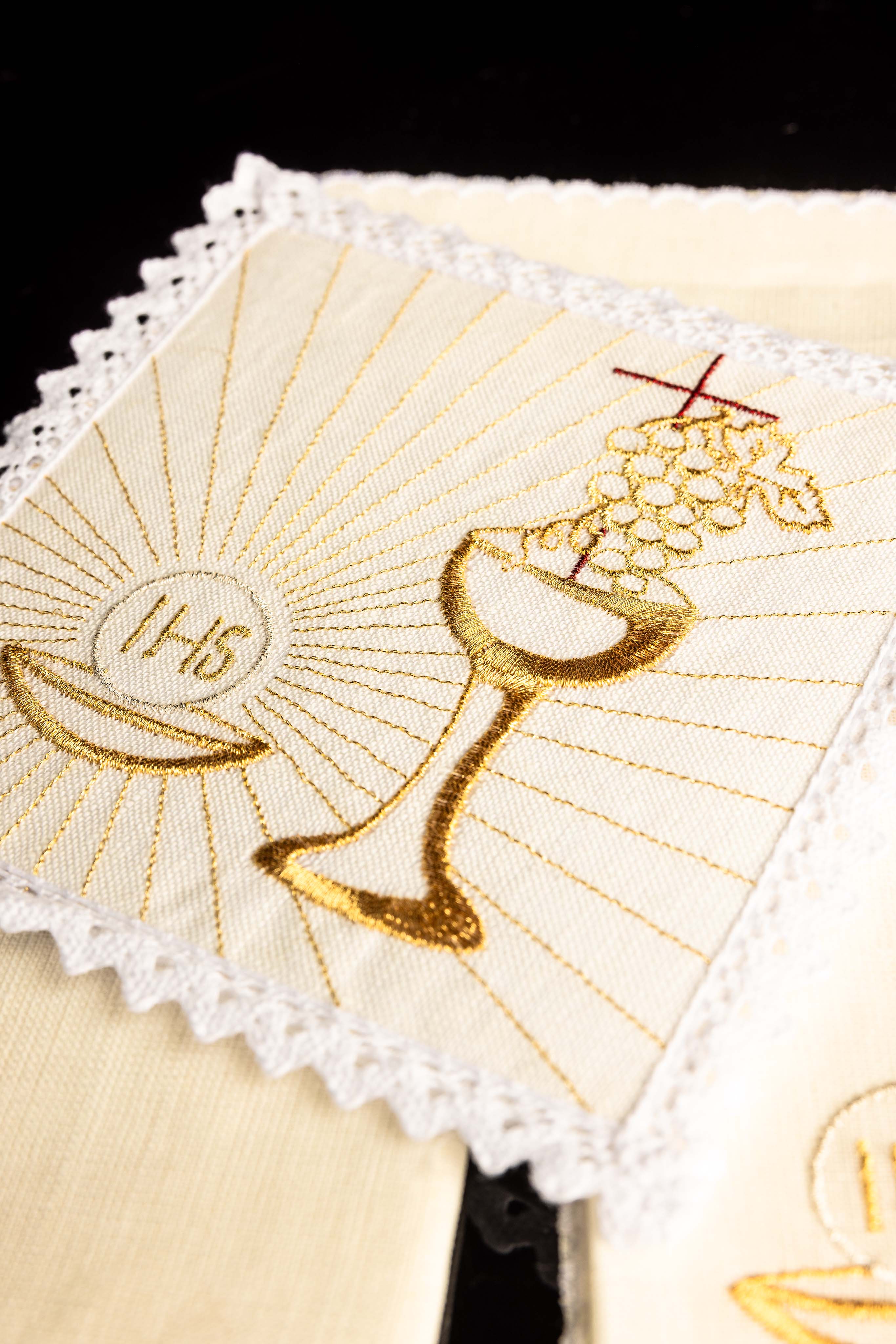 Kelch aus Leinen mit zarter goldener Kelchstickerei