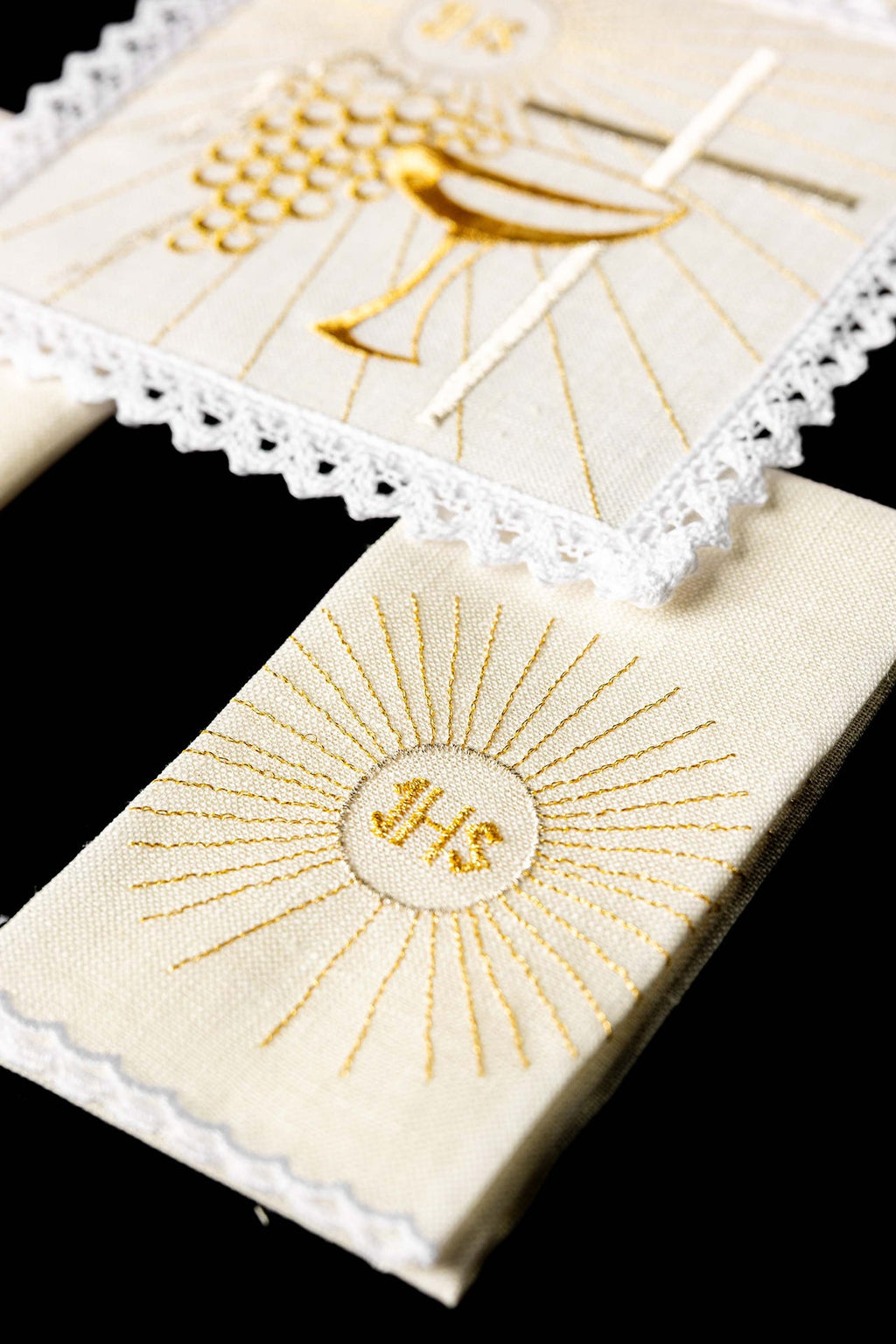 Kelch aus Leinen mit gesticktem Kelch und Kreuz