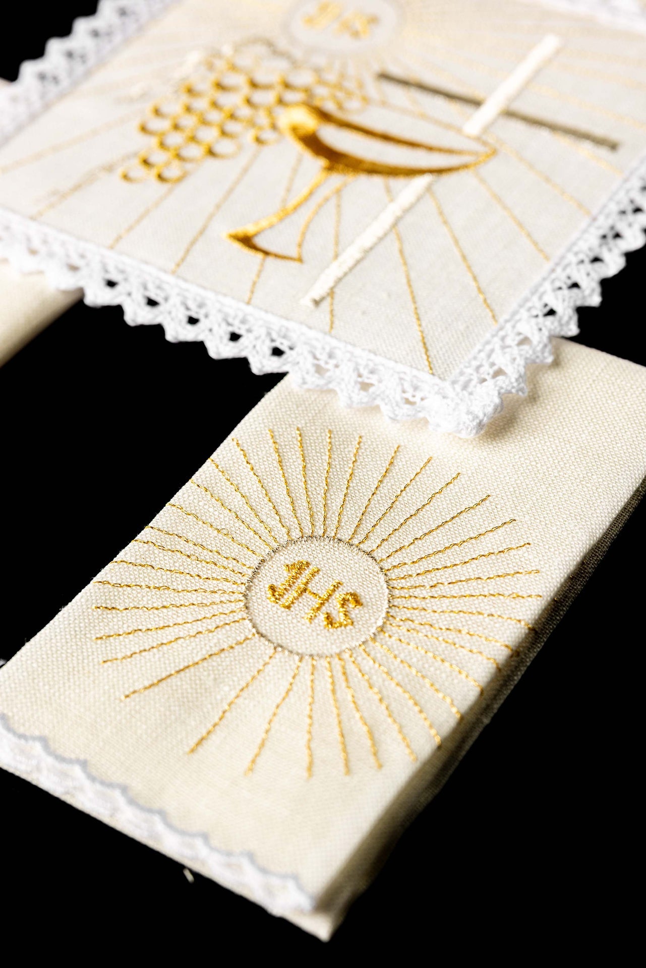 Kelch aus Leinen mit gesticktem Kelch und Kreuz