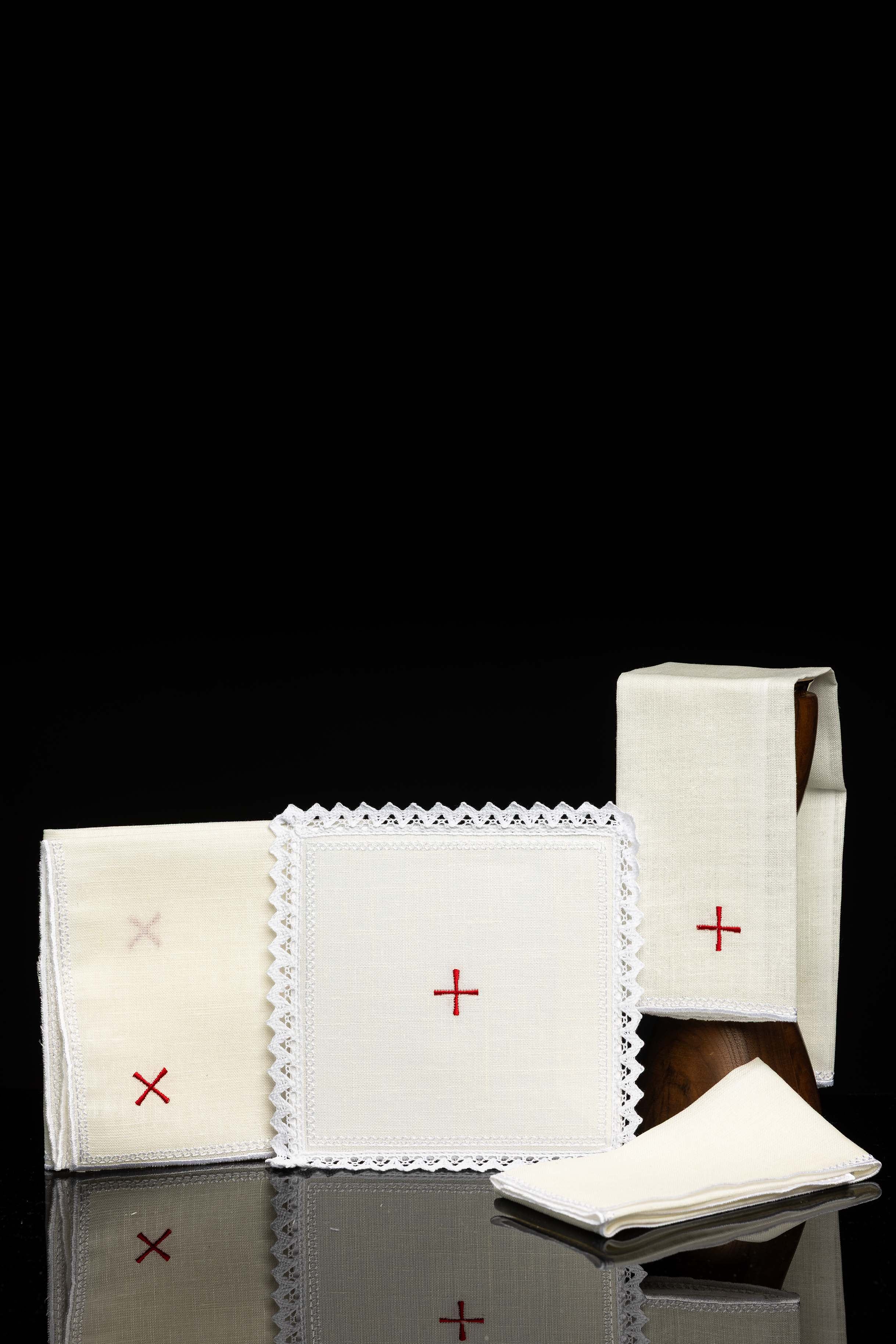 Kelchwäsche-Set in Weiß mit roten Kreuzstickereien und eckiger Palla