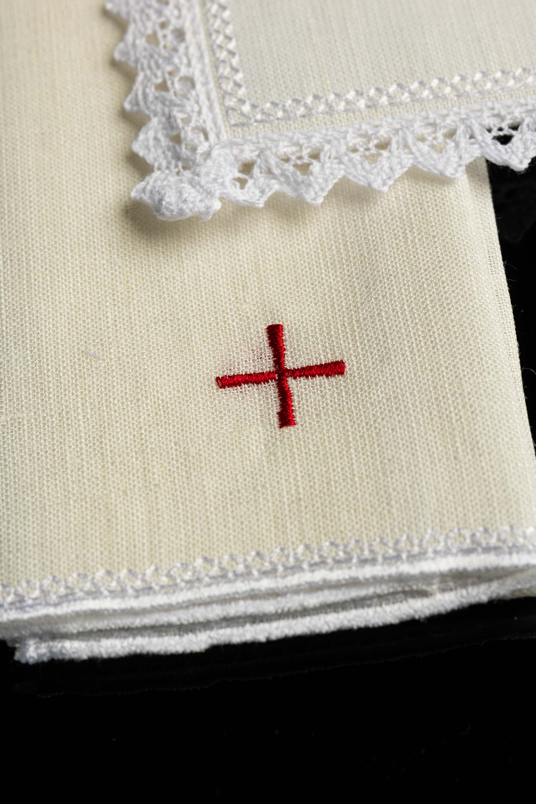 Kelchwäsche-Set in Weiß mit roten Kreuzstickereien und eckiger Palla