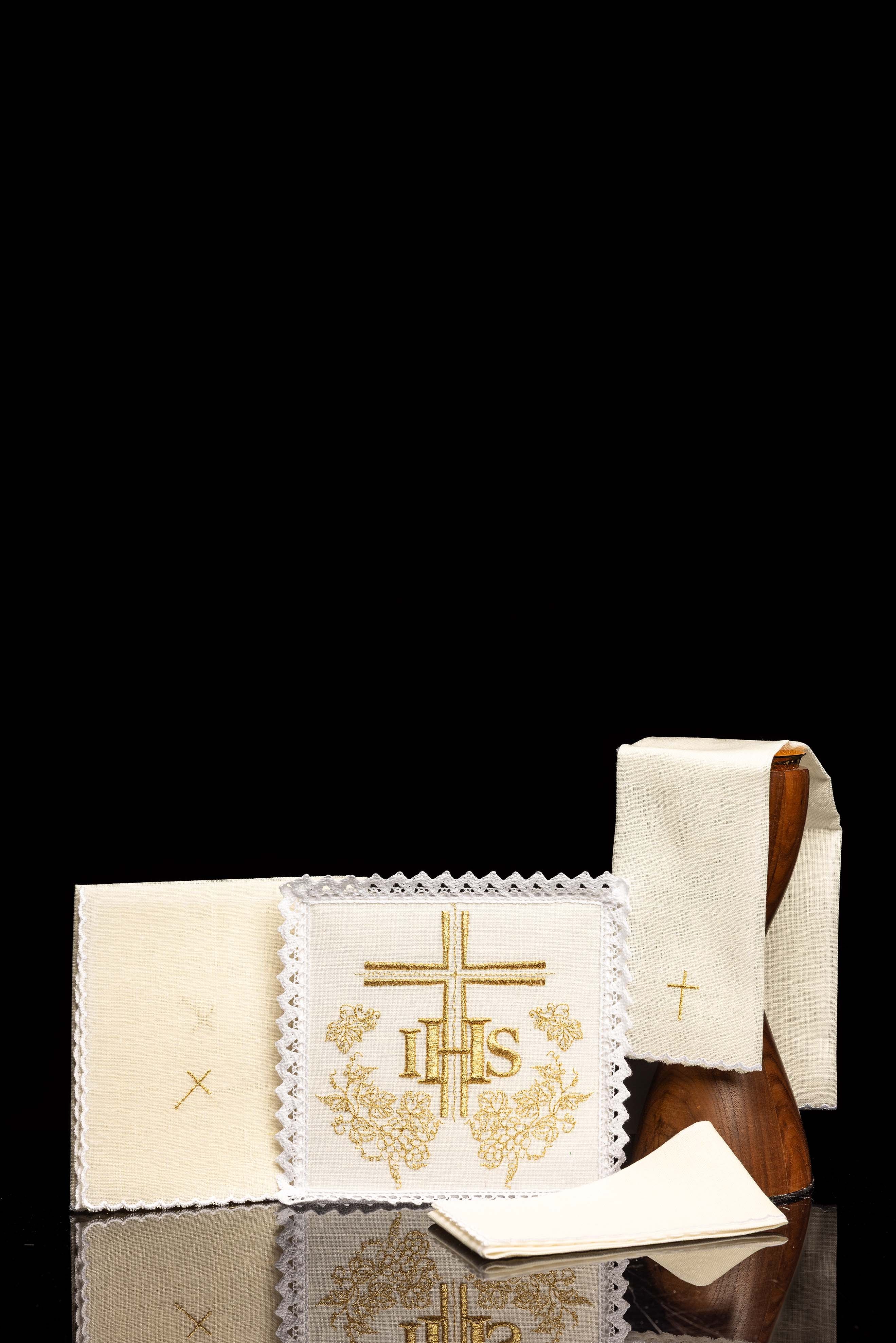 Kelch aus Leinen, bestickt mit Kreuz und IHS