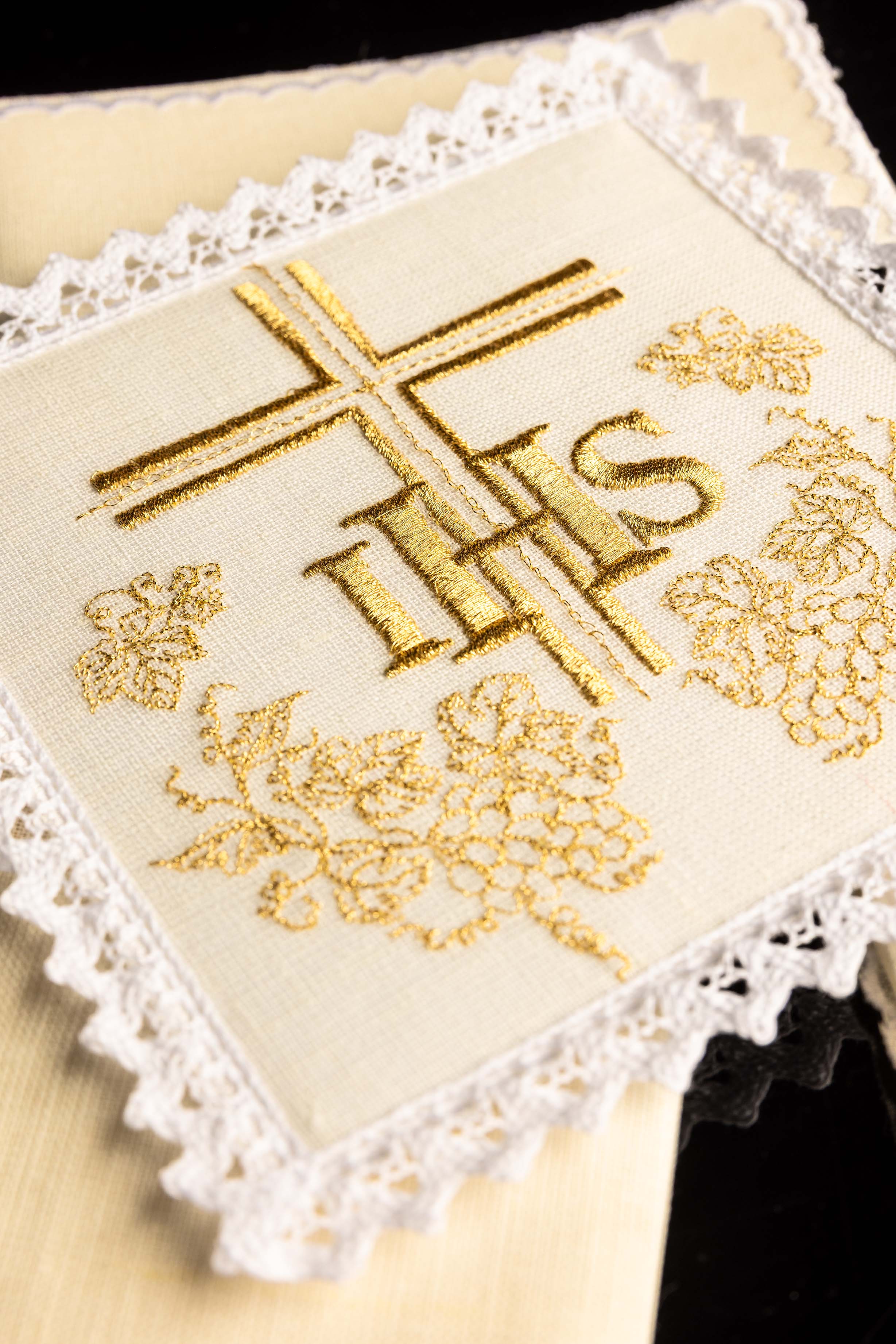 Kelch aus Leinen, bestickt mit Kreuz und IHS