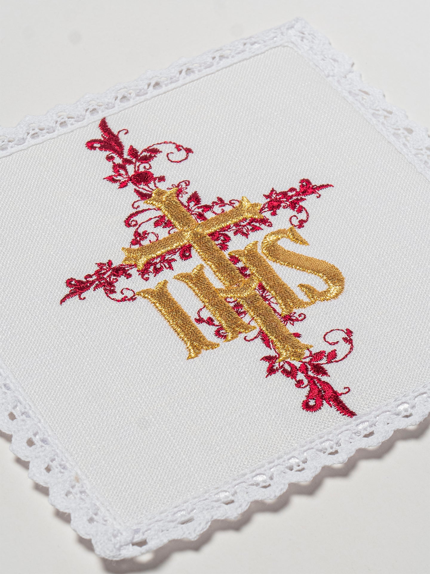 Chalice Dessous bestickter IHS rot