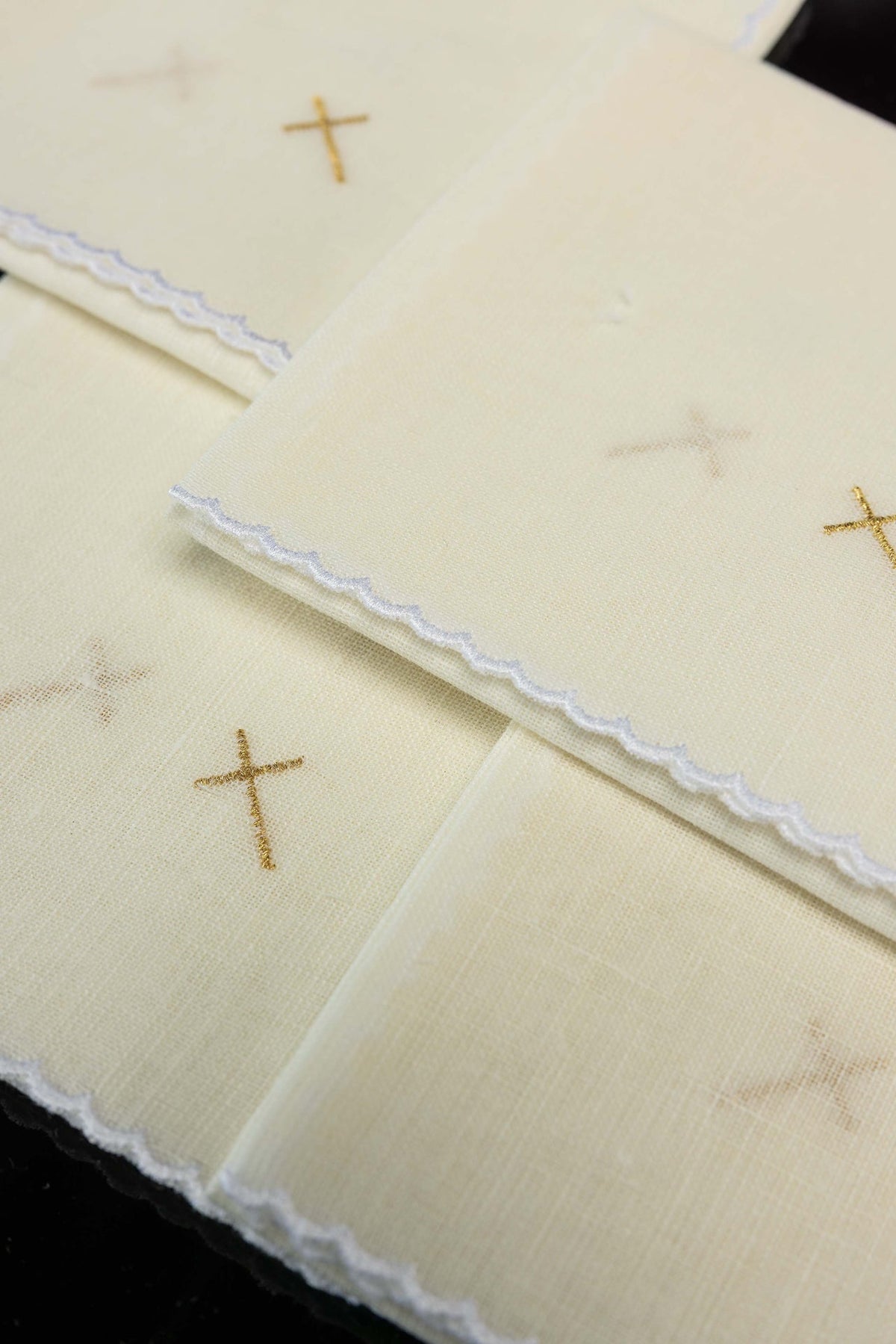 Liturgische Corporalia, 5er-Set aus Leinen mit goldener Kreuzstickerei