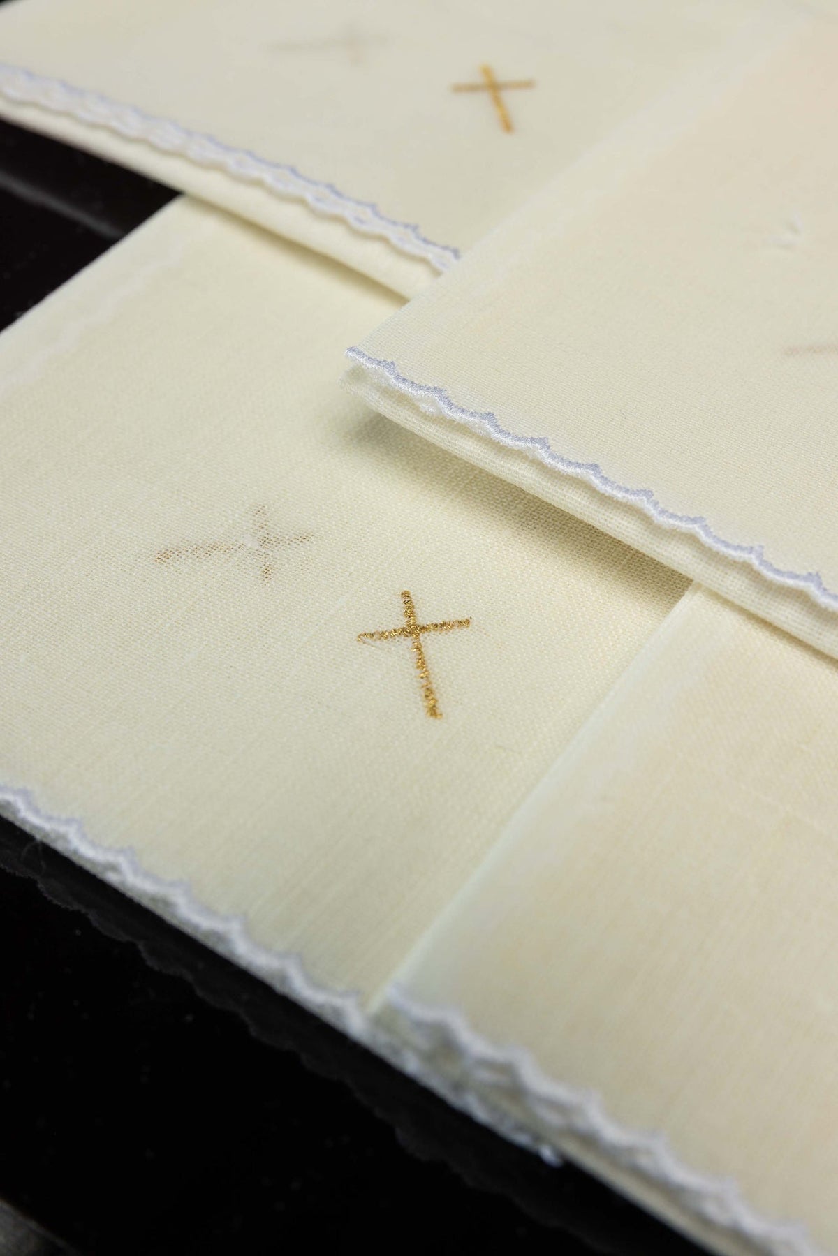 Liturgische Corporalia, 5er-Set aus Leinen mit goldener Kreuzstickerei