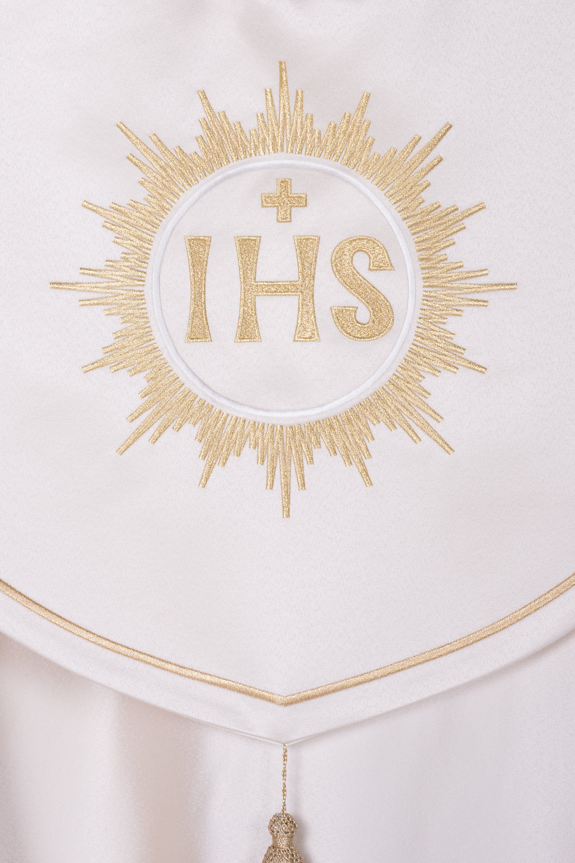 Ecrufarbenes eucharistisches Pluviale mit IHS-Motiv