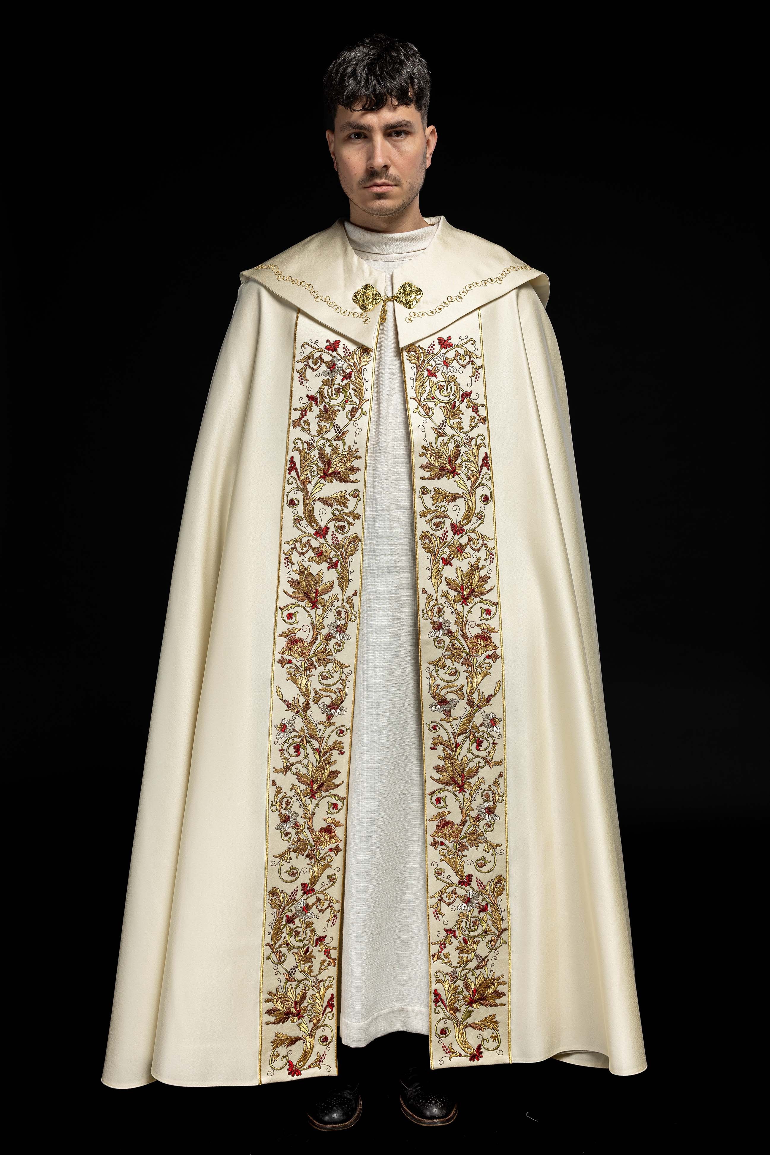 Satynowa kapa liturgiczna ecru z haftowanym złotym IHS - ORNATY.PL