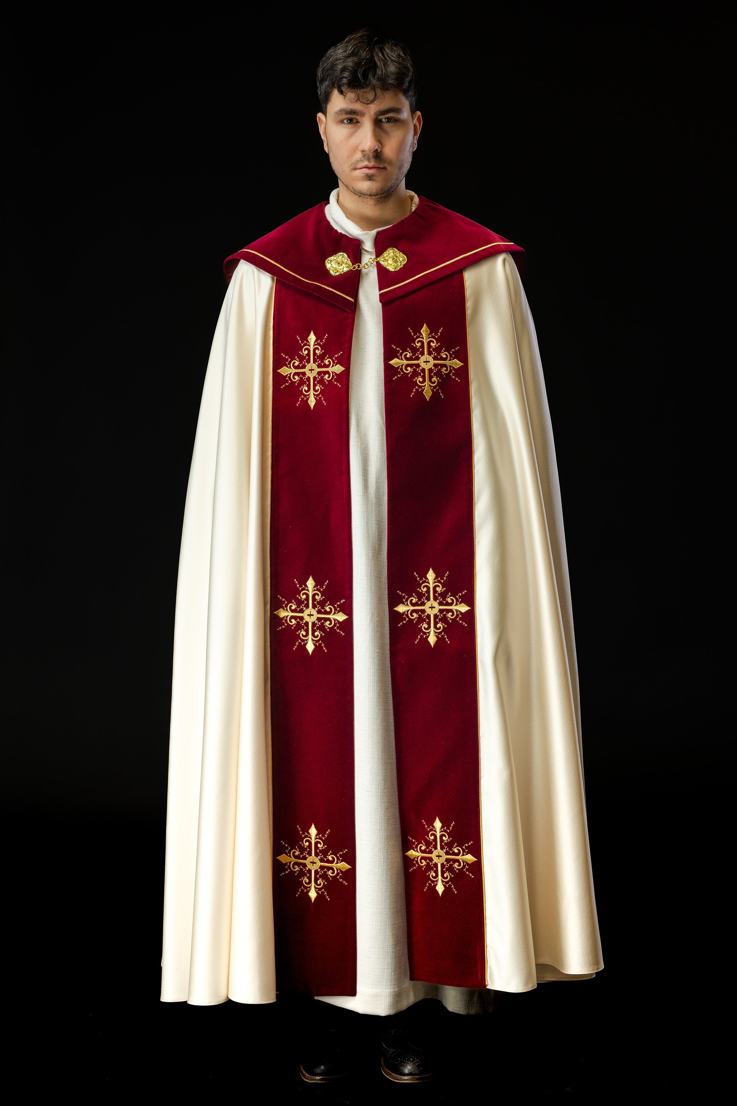 Kapa liturgiczna haftowana z bordowym pasem - ORNATY.PL
