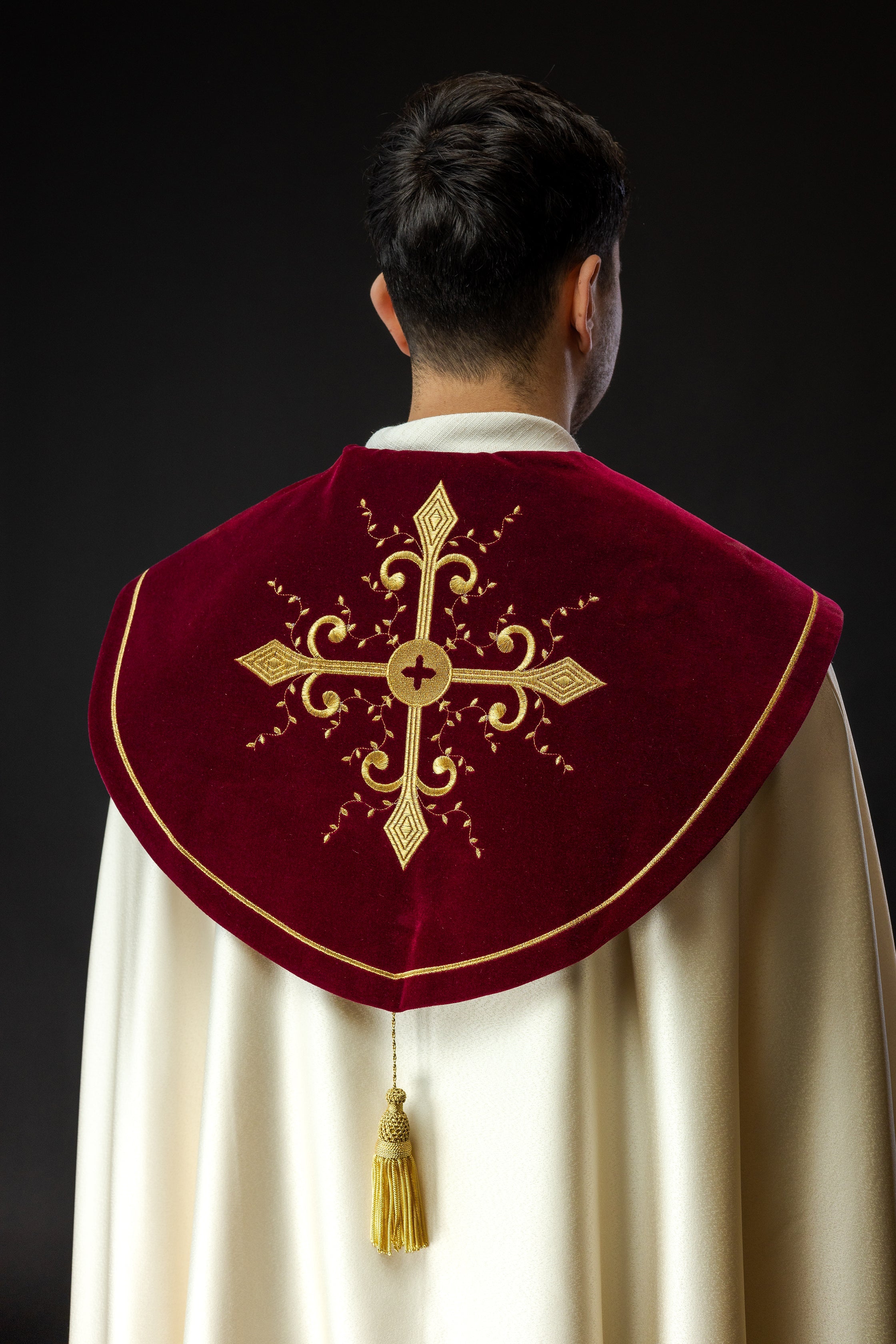 Kapa liturgiczna haftowana z bordowym pasem - ORNATY.PL