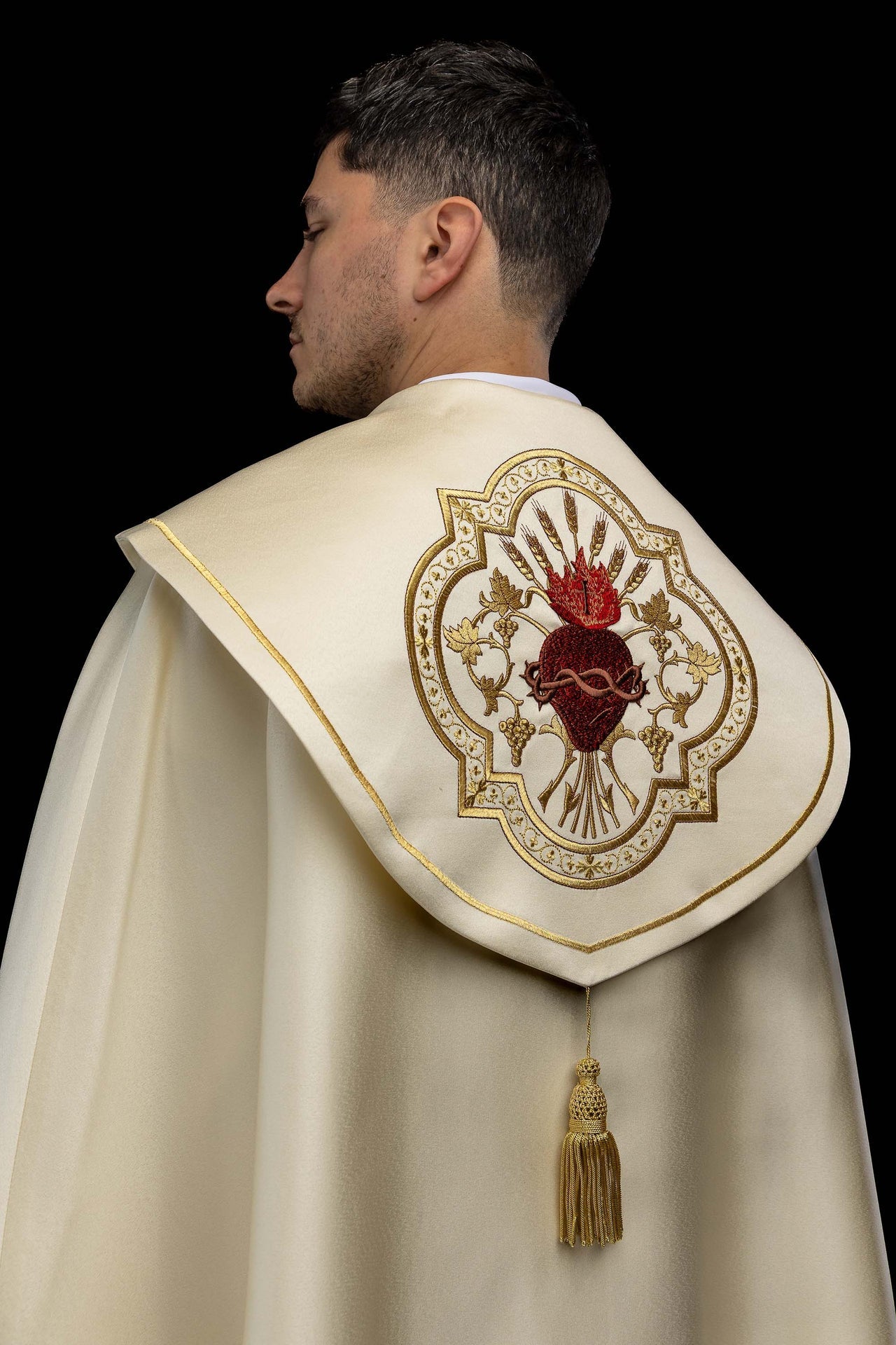 Liturgischer Chormantel mit Stickerei des Heiligsten Herzens Jesu