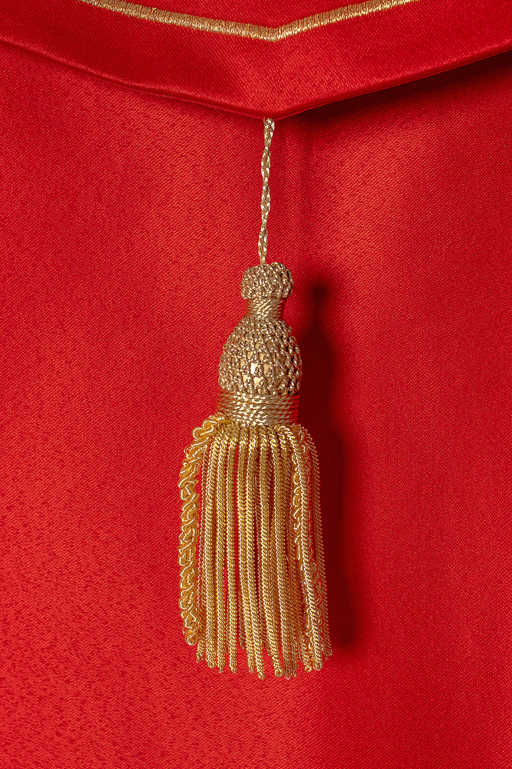 Roter liturgischer Umhang mit goldenem Monogramm