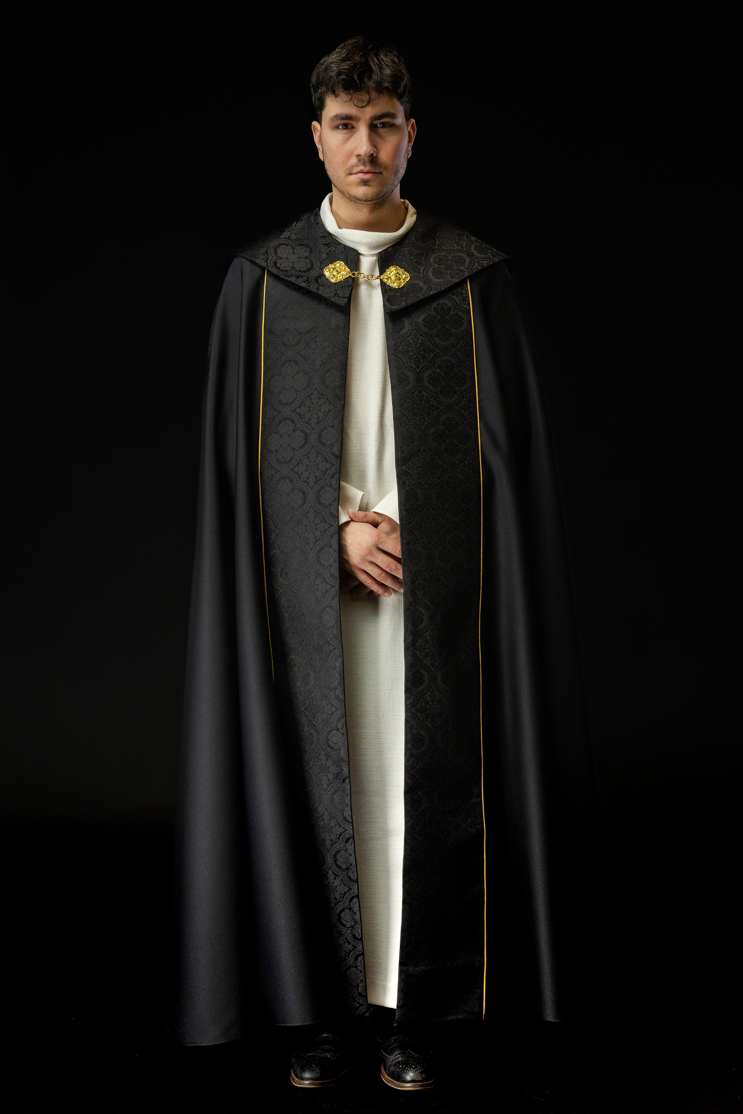 Czarna kapa liturgiczna z złotym haftem krzyża na żakardzie - ORNATY.PL