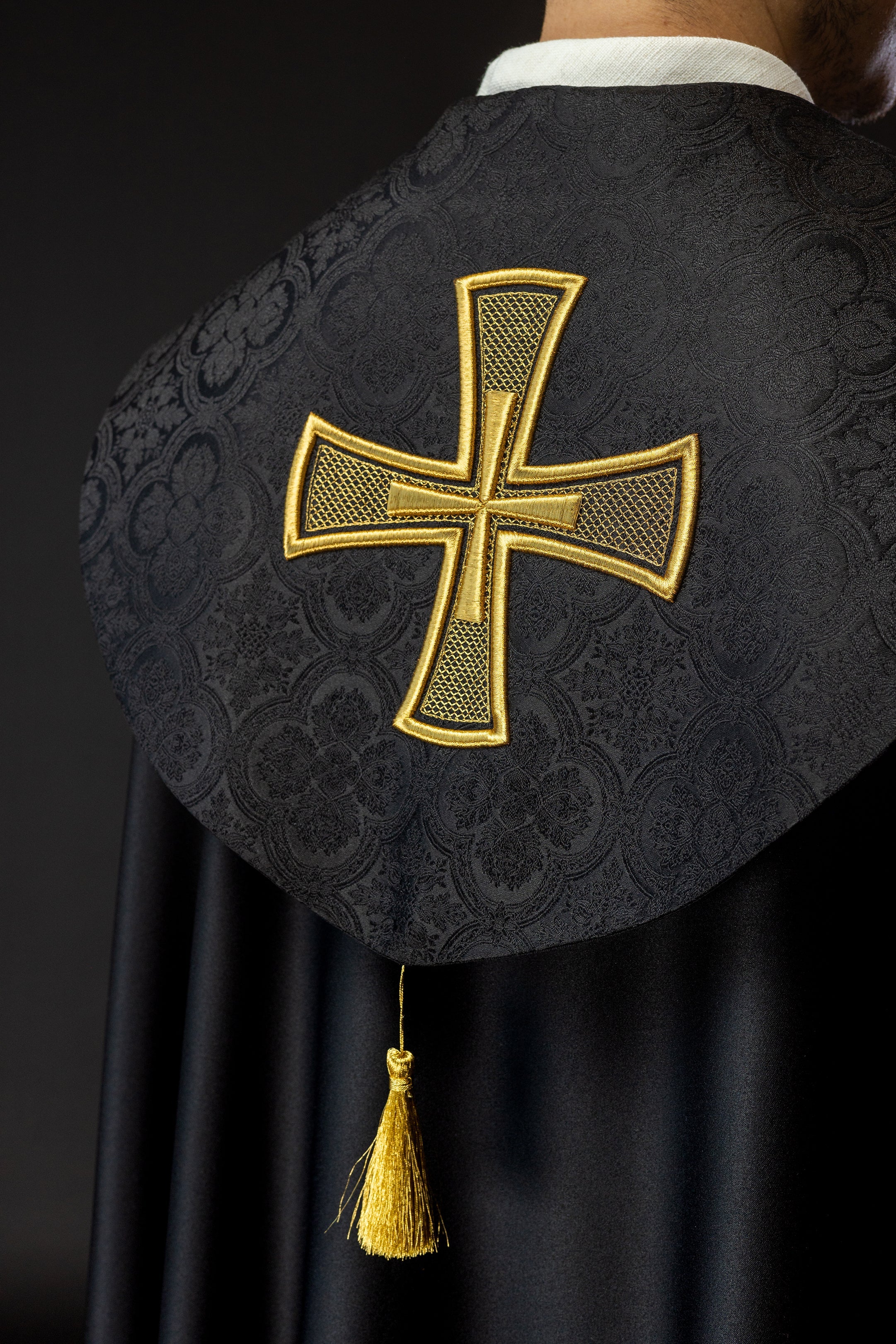 Czarna kapa liturgiczna z złotym haftem krzyża na żakardzie - ORNATY.PL