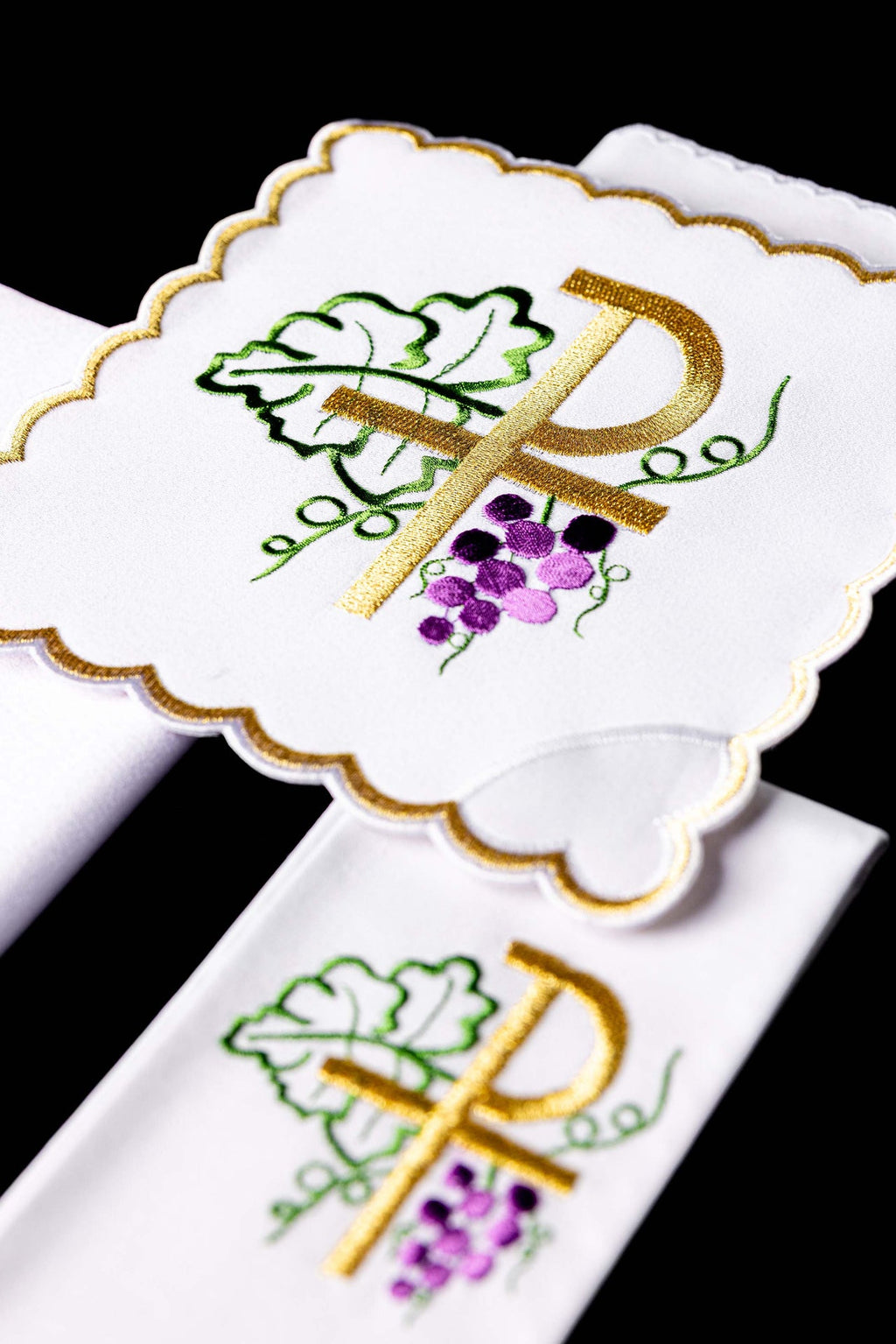 Kelchleinen mit PAX-Stickerei und Trauben