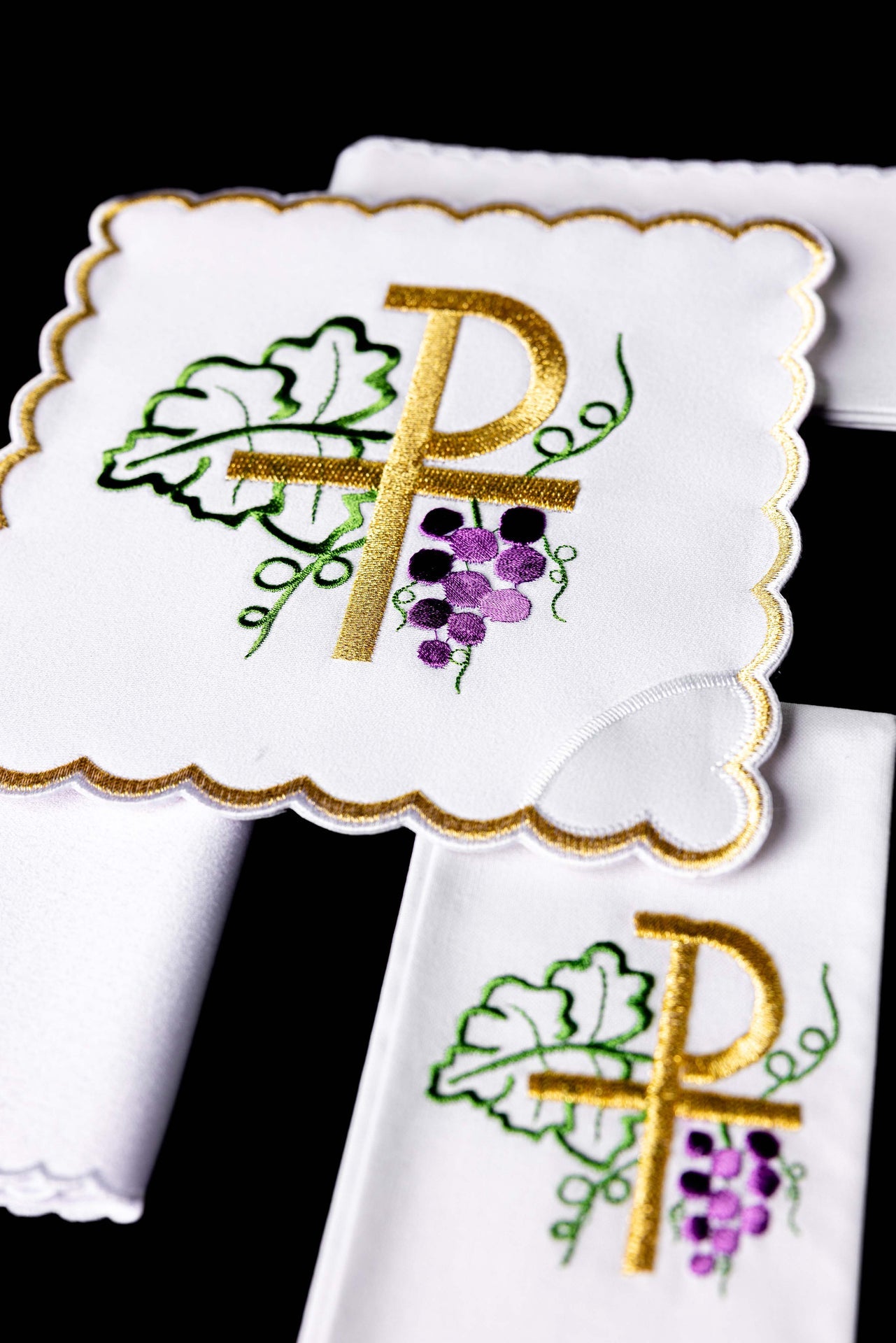 Kelchleinen mit PAX-Stickerei und Trauben