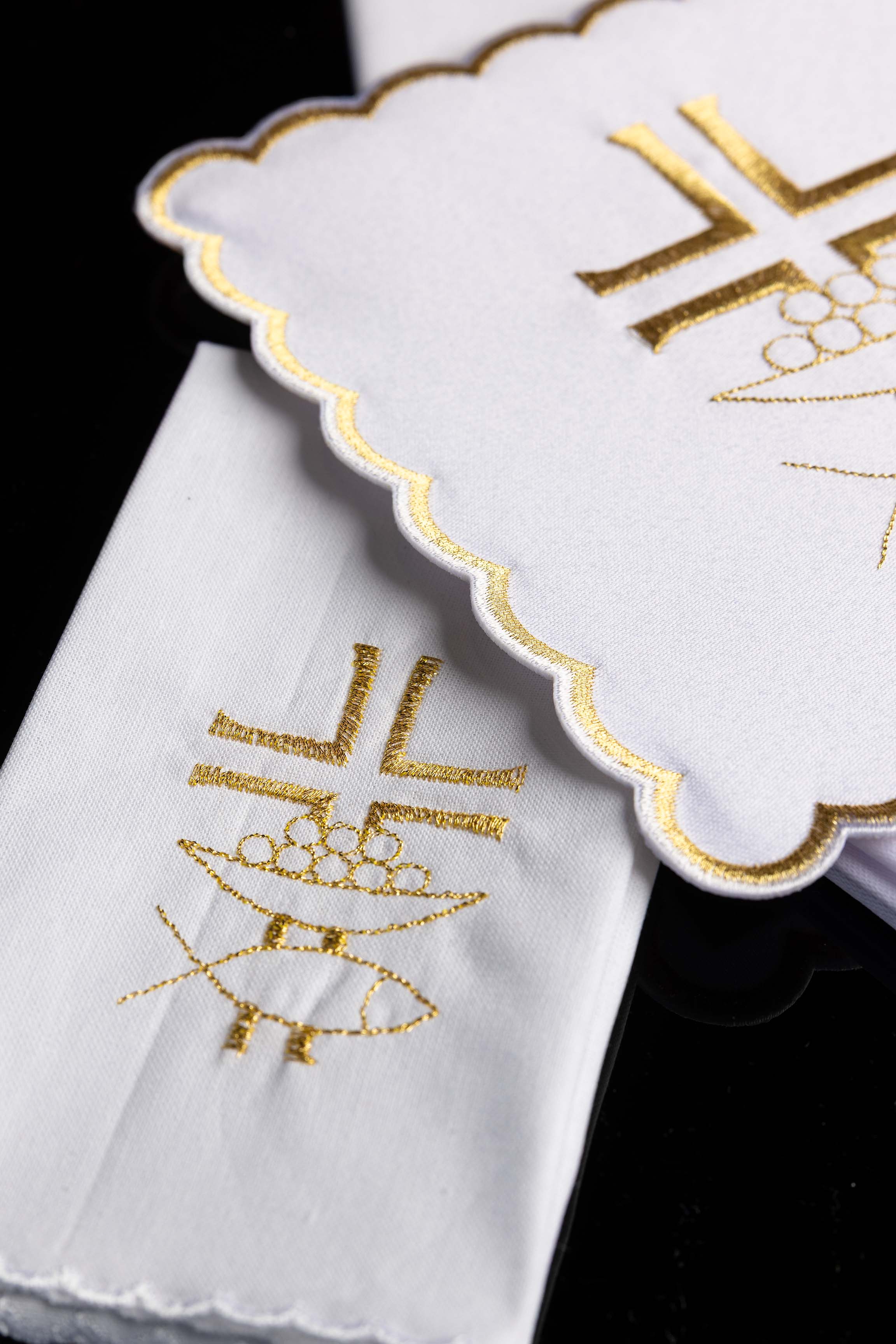 Kelchwäsche-Set in Weiß mit goldenem Kreuz und eckiger Palla