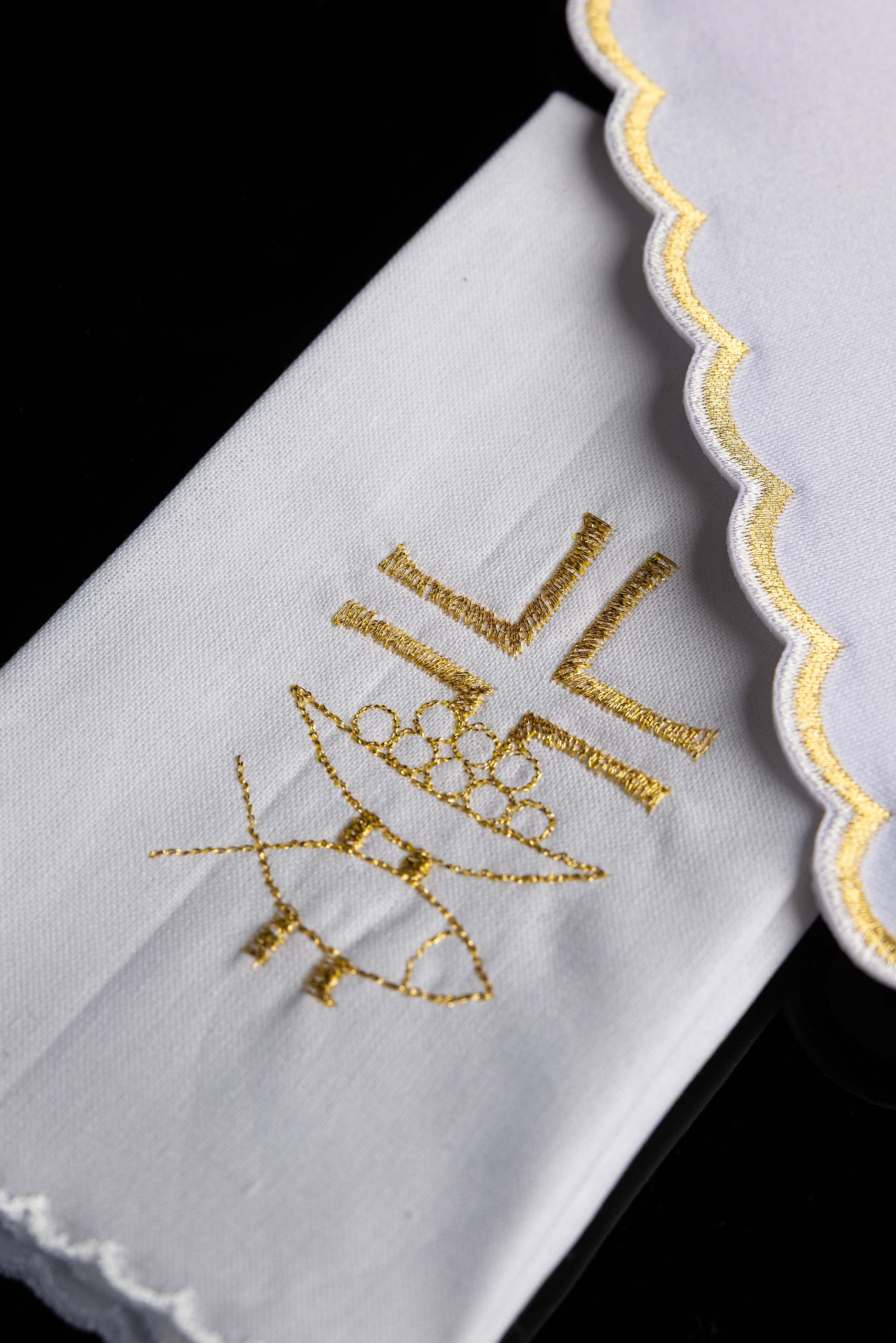 Kelchwäsche-Set in Weiß mit goldenem Kreuz und eckiger Palla