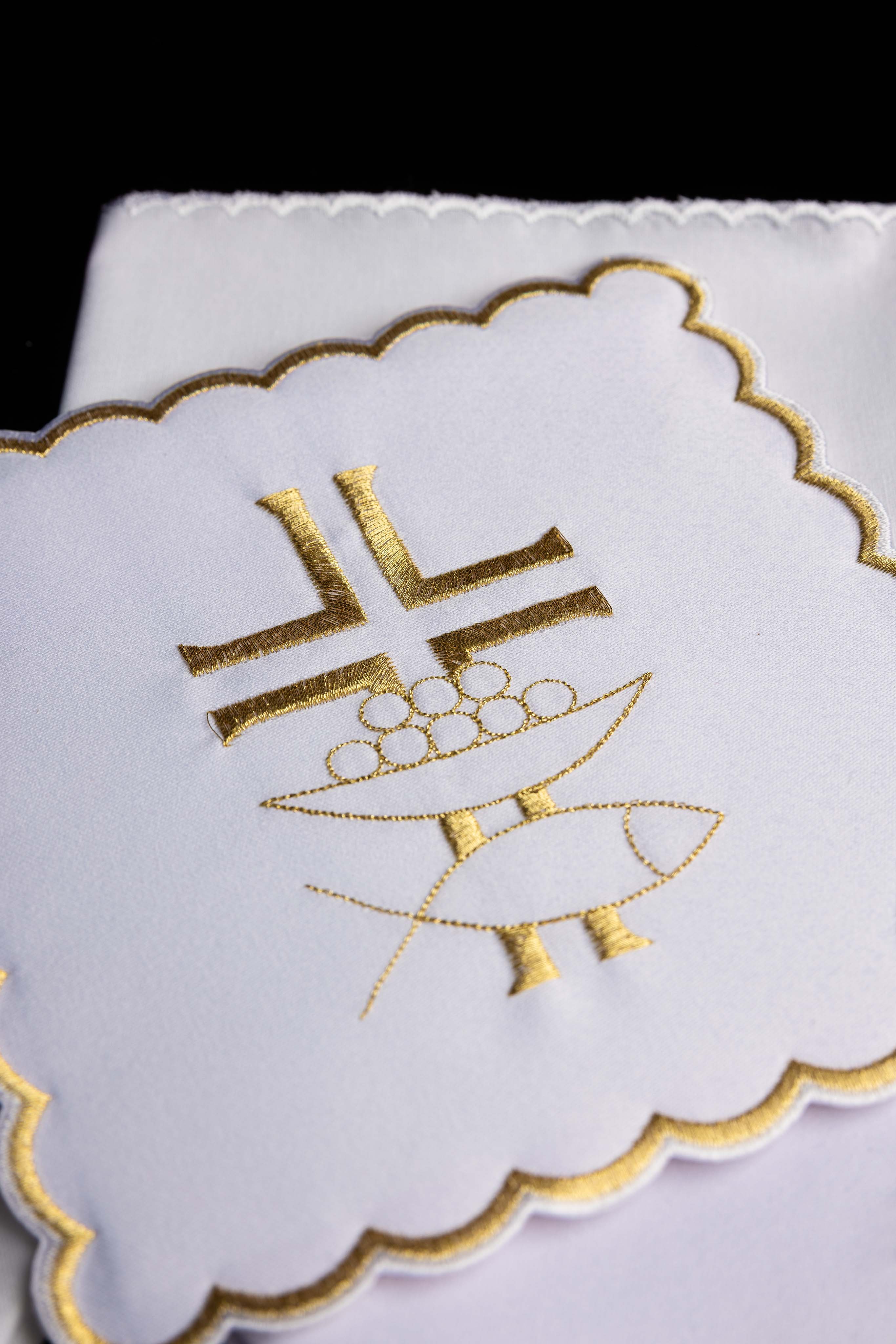 Kelchwäsche-Set in Weiß mit goldenem Kreuz und eckiger Palla