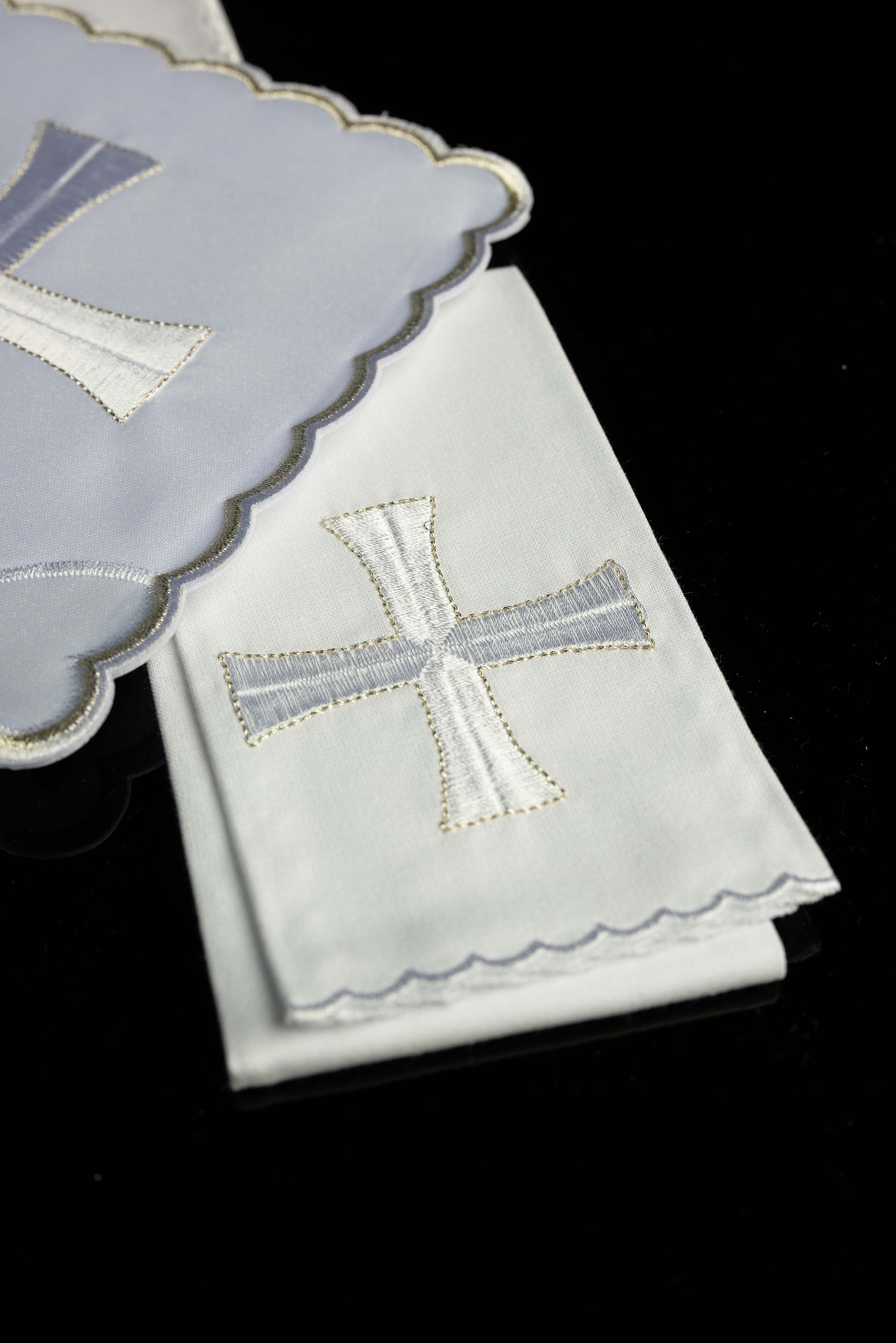 Kelchwäsche-Set in Weiß mit silbernem Kreuzmotiv und eckiger Palla