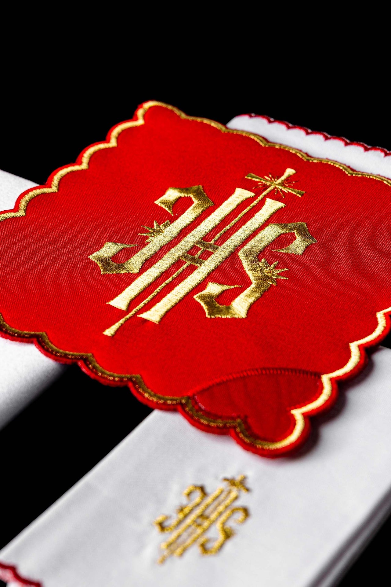 IHS Besticktes Kelch-Set Rot