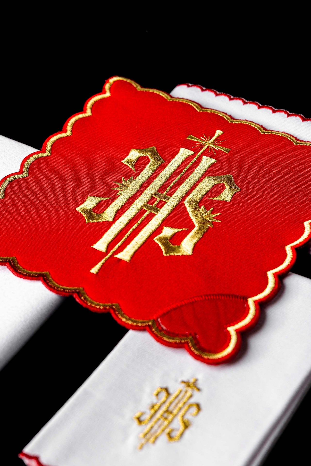 IHS Besticktes Kelch-Set Rot