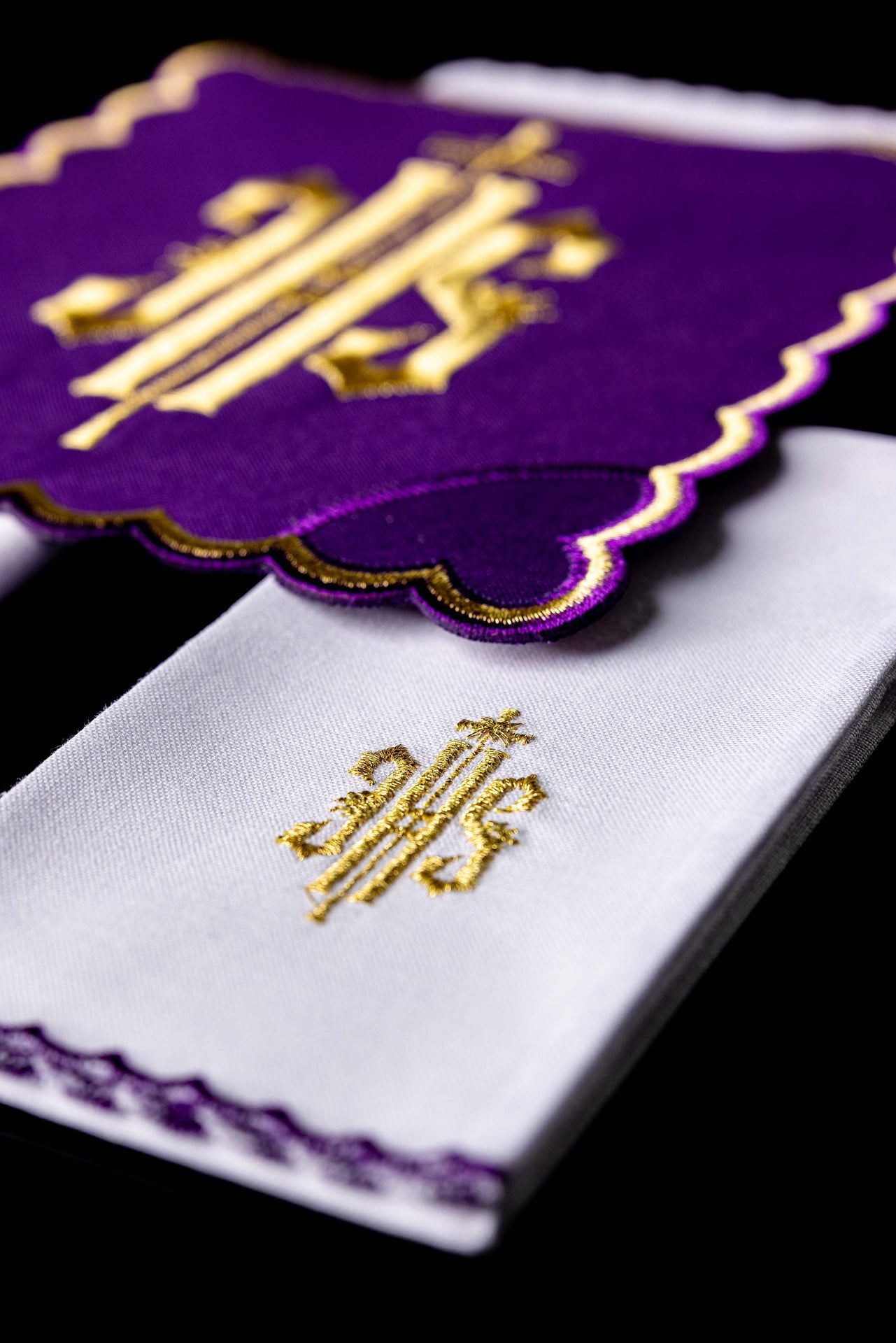 IHS Gestickter Kelch Leinen Lila