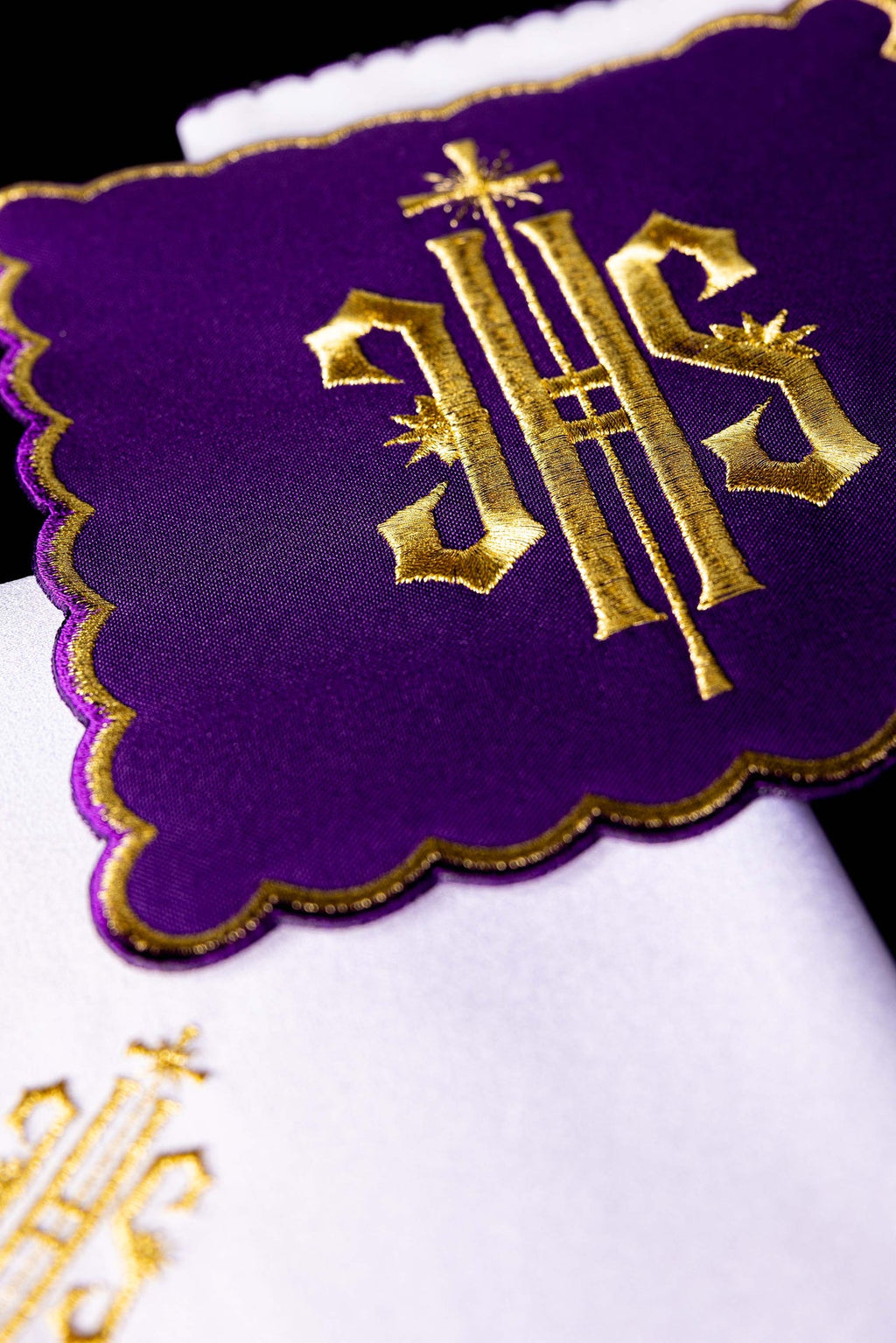 IHS Gestickter Kelch Leinen Lila