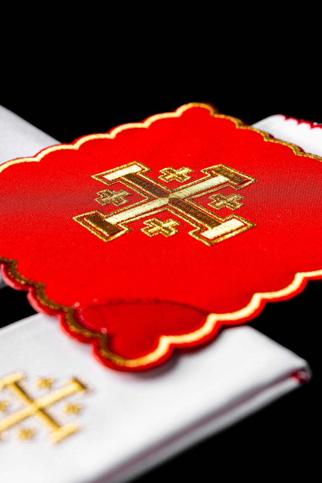 Kelch Set Gesticktes Jerusalem Kreuz Rot