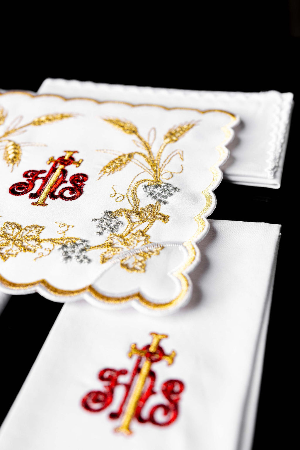 Reich dekoriertes Kelchleinen mit IHS-Stickerei und Ohren