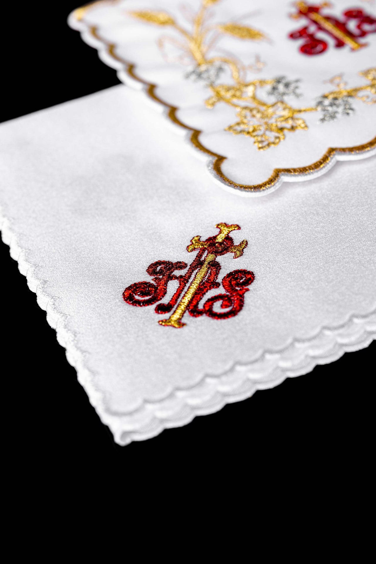 Reich dekoriertes Kelchleinen mit IHS-Stickerei und Ohren