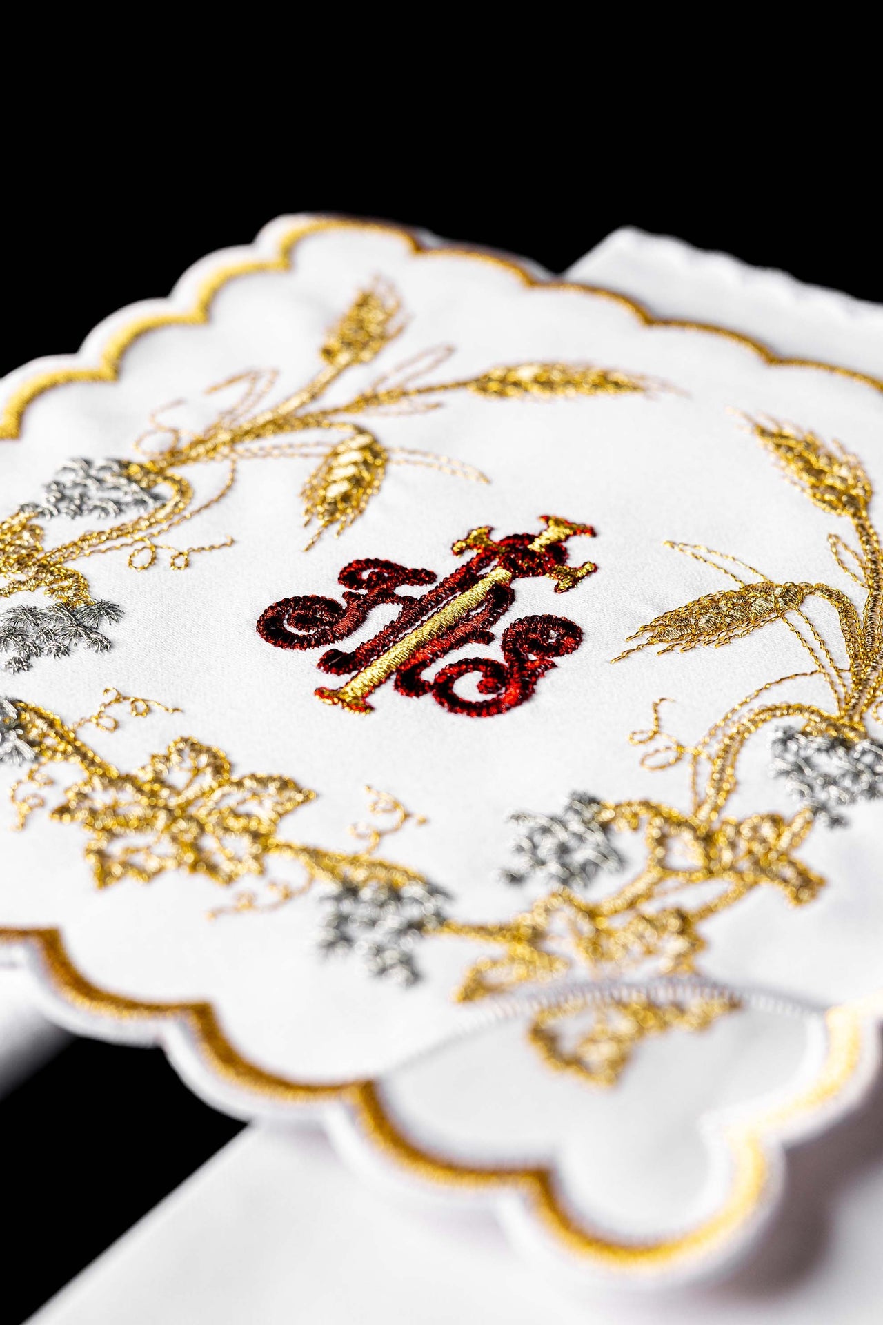 Reich dekoriertes Kelchleinen mit IHS-Stickerei und Ohren