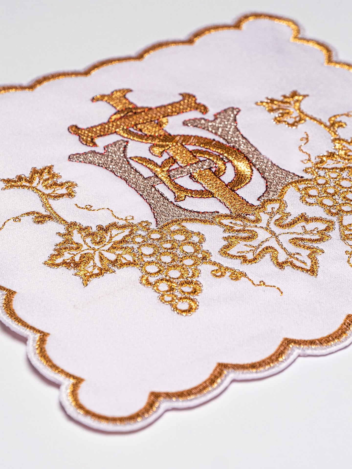 Kelchleinen mit dicker IHS-Stickerei