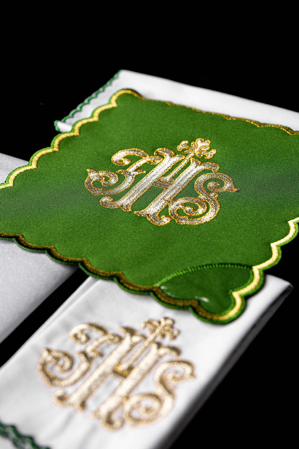Kelch Leinen bestickt IHS grün palka