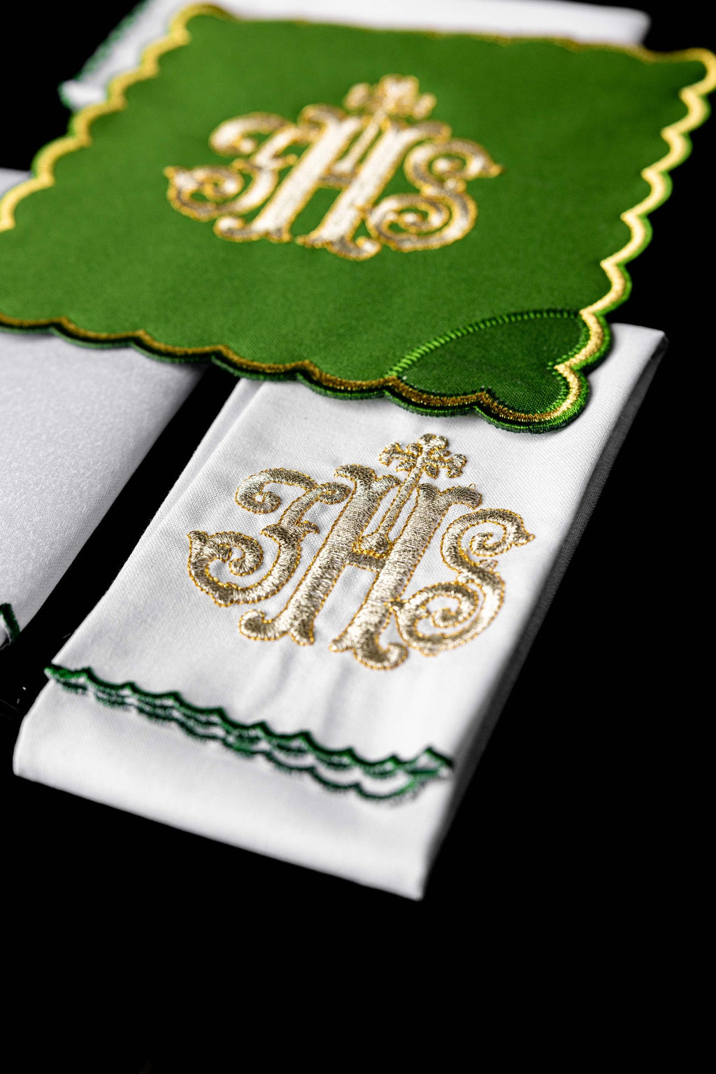 Kelch Leinen bestickt IHS grün palka
