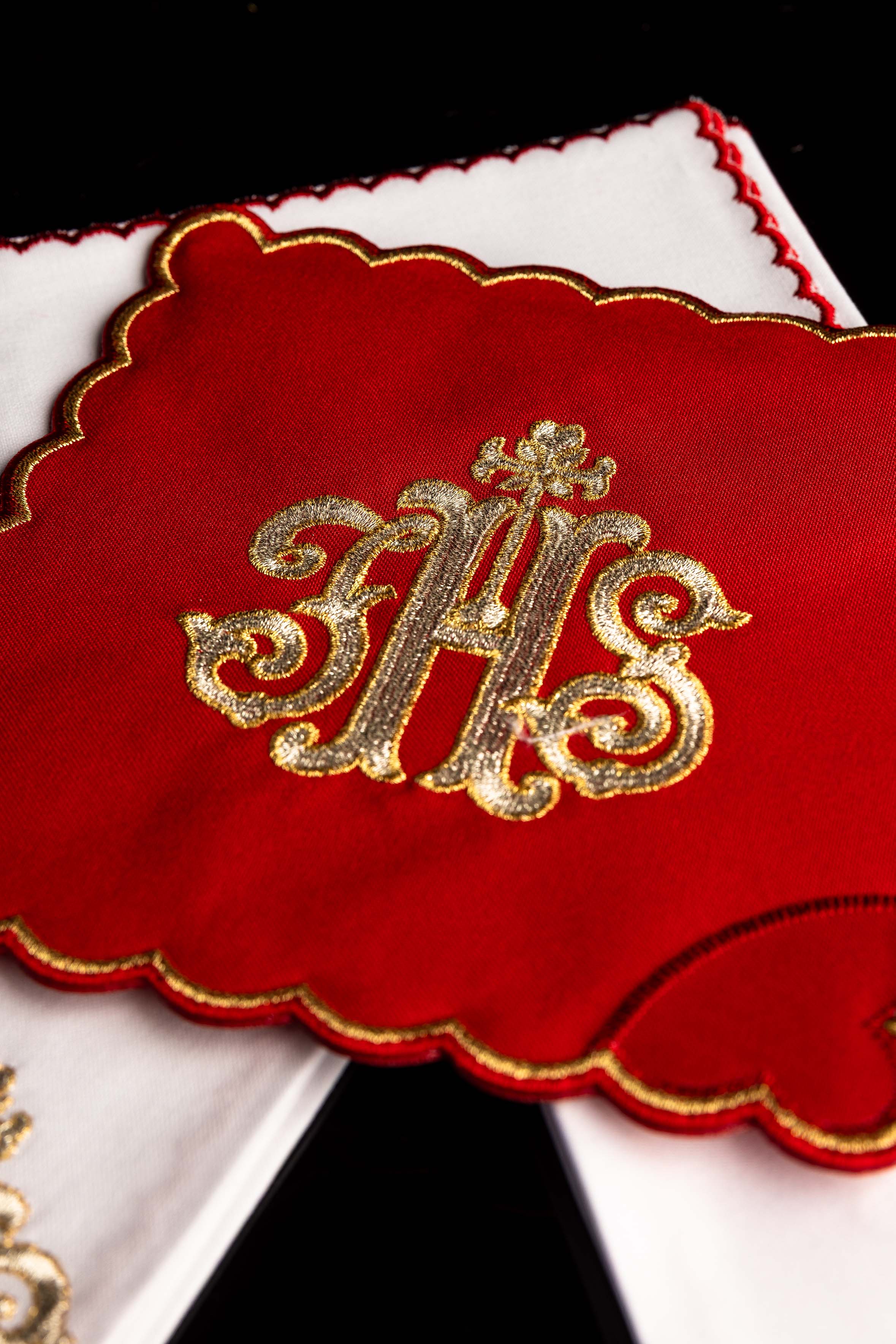 Kelch aus Leinen mit Stickerei IHS Rot