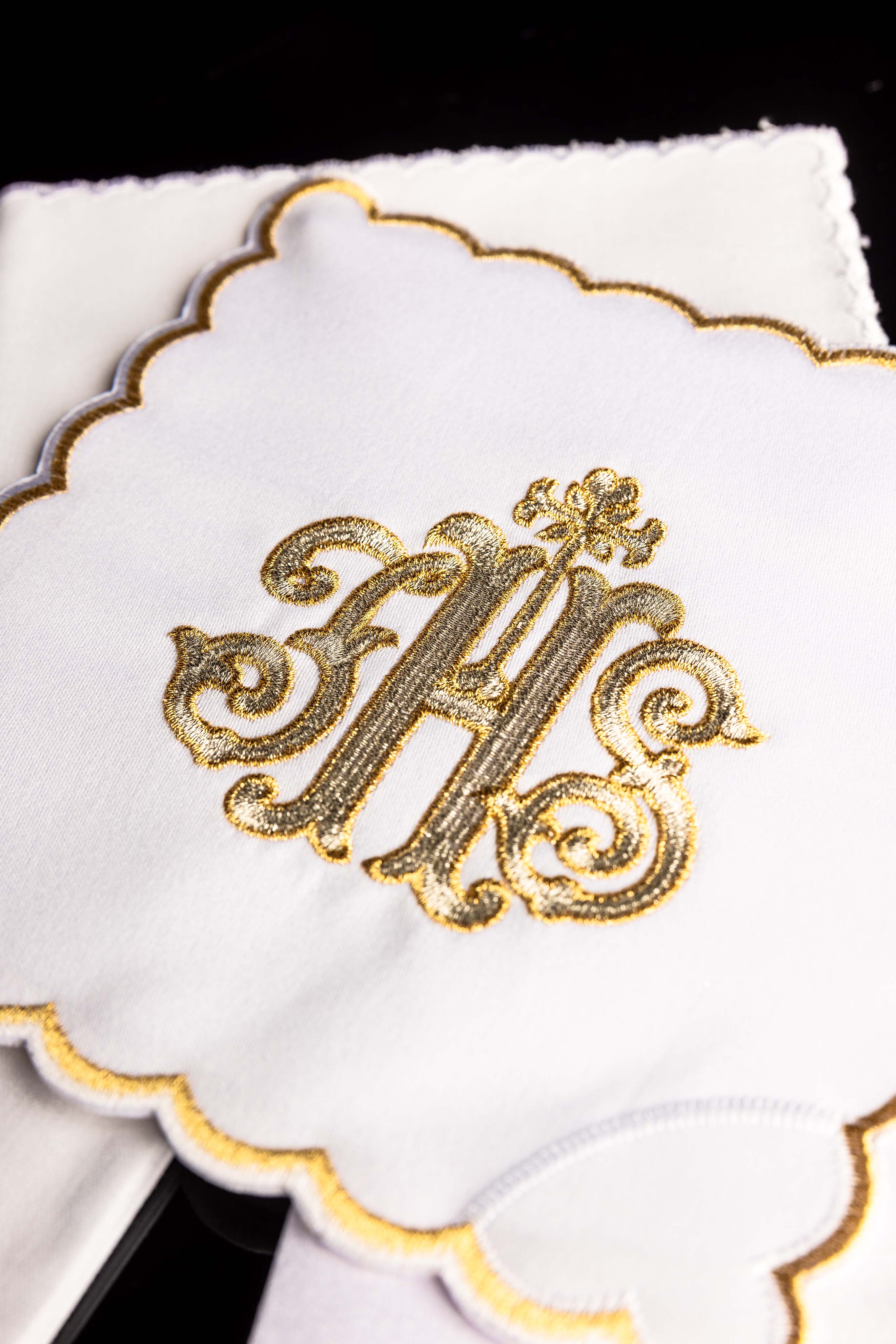 Kelchleinen mit goldener IHS-Stickerei