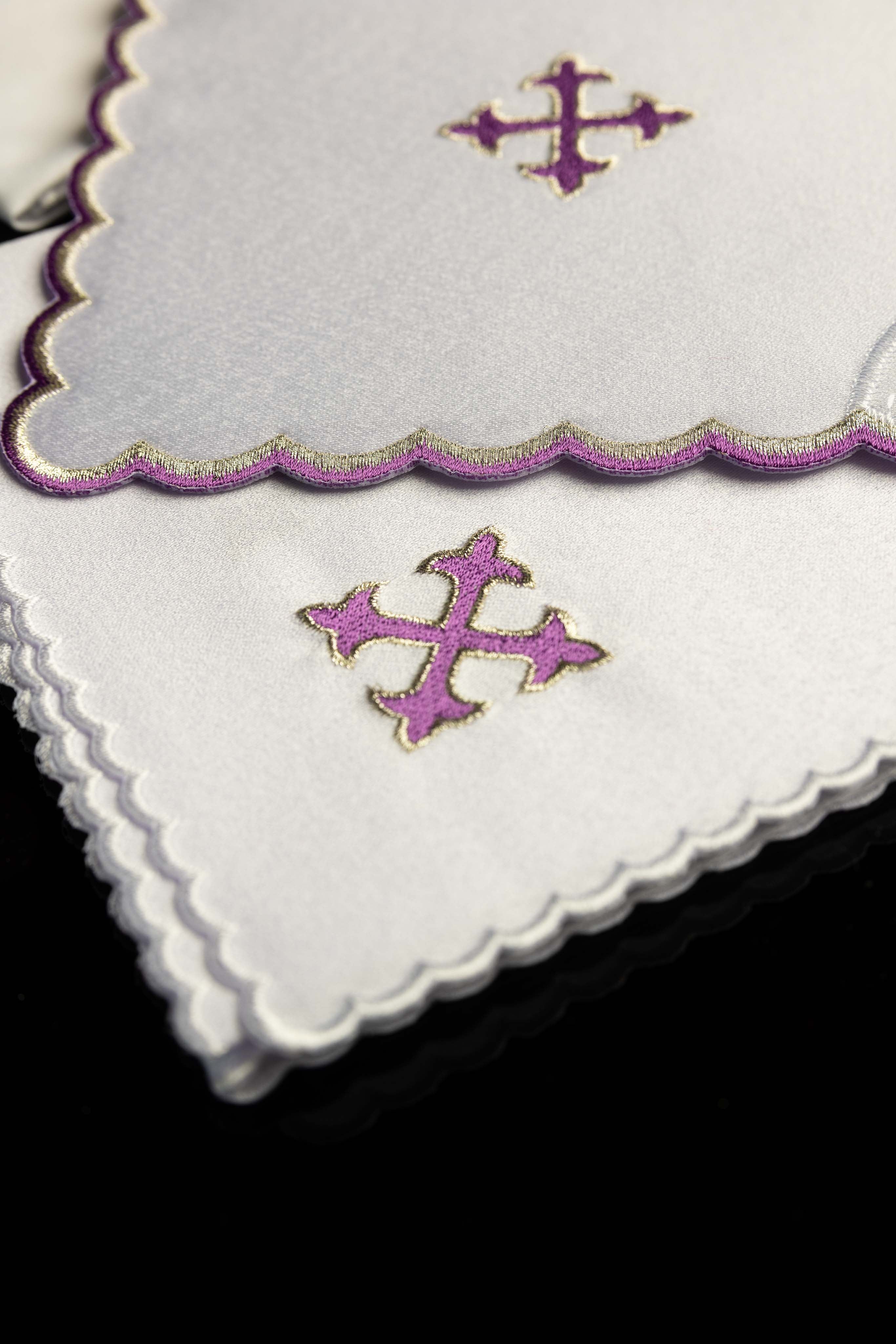 Kelchwäsche-Set in Weiß mit Silberkreuz und Goldrand