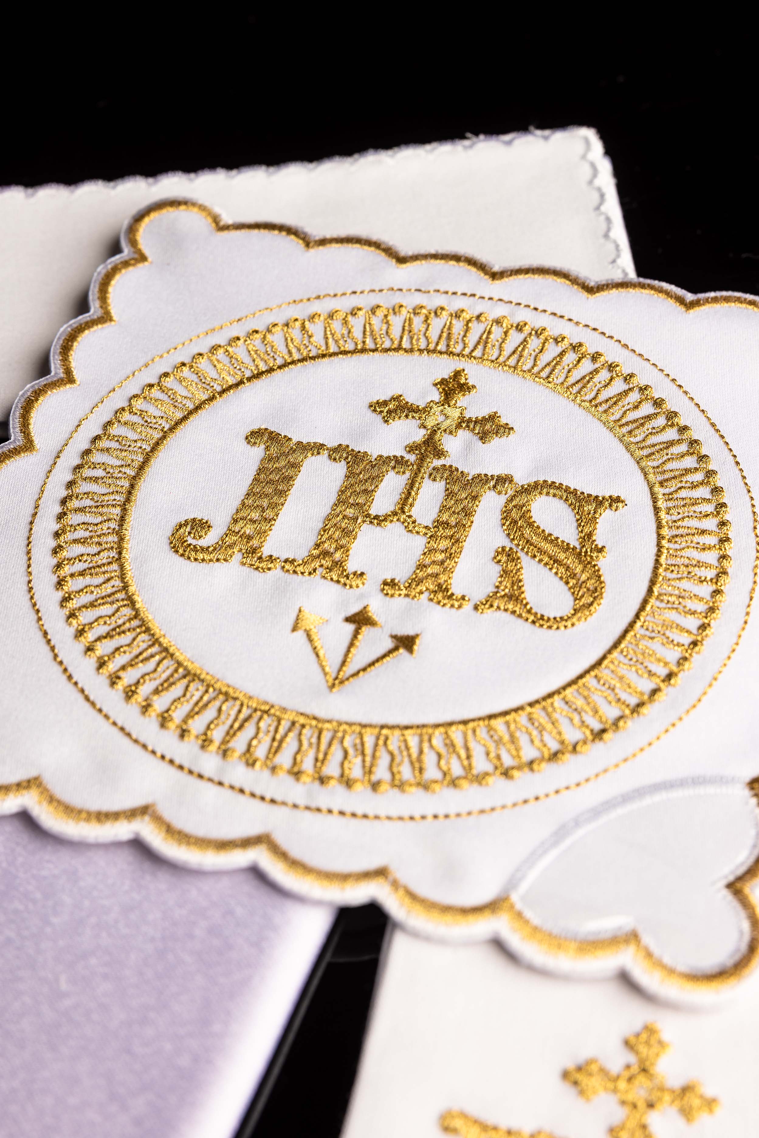 Kelch aus Leinen mit Goldstickerei IHS