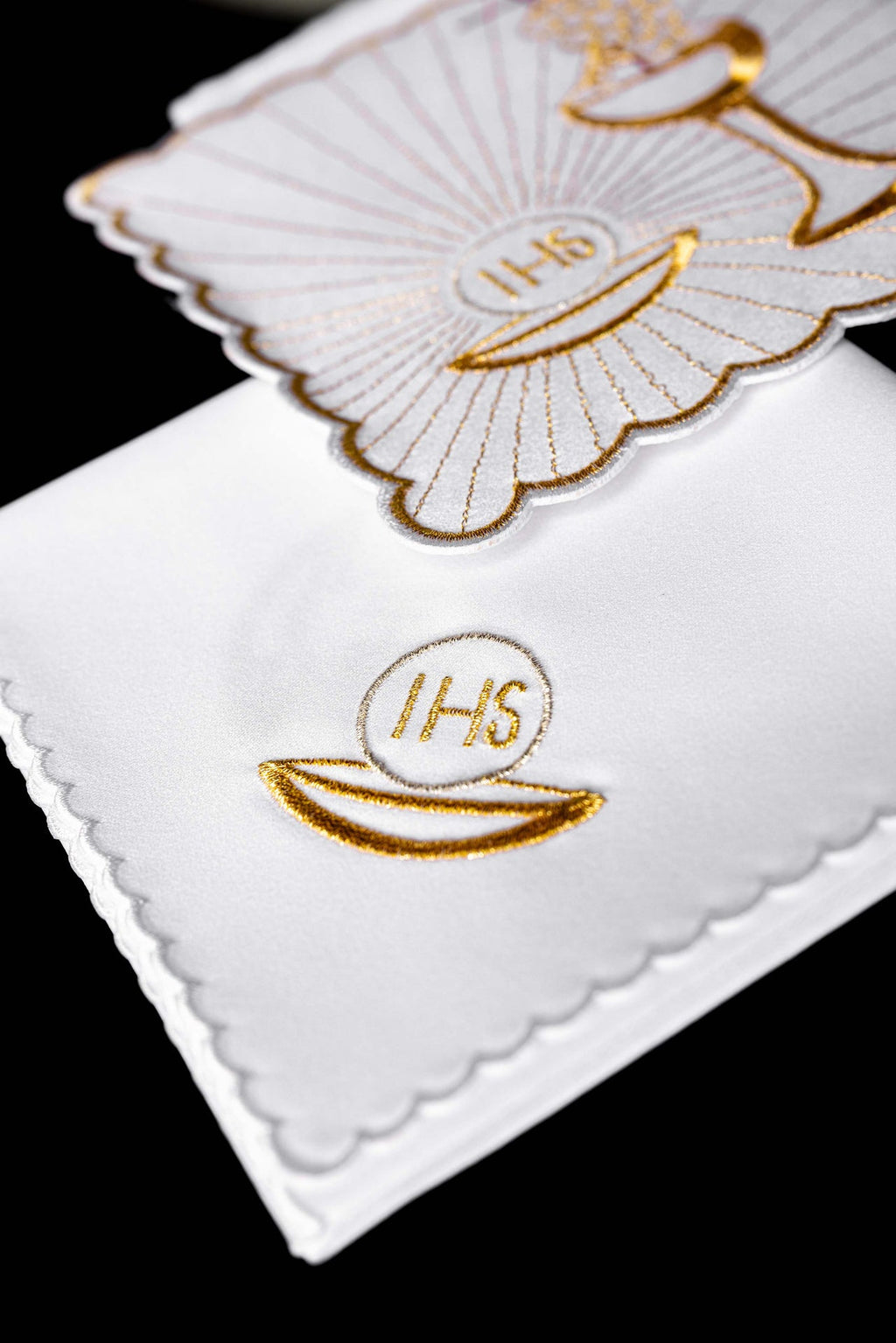 Kelch aus Leinen mit eucharistischer Stickerei