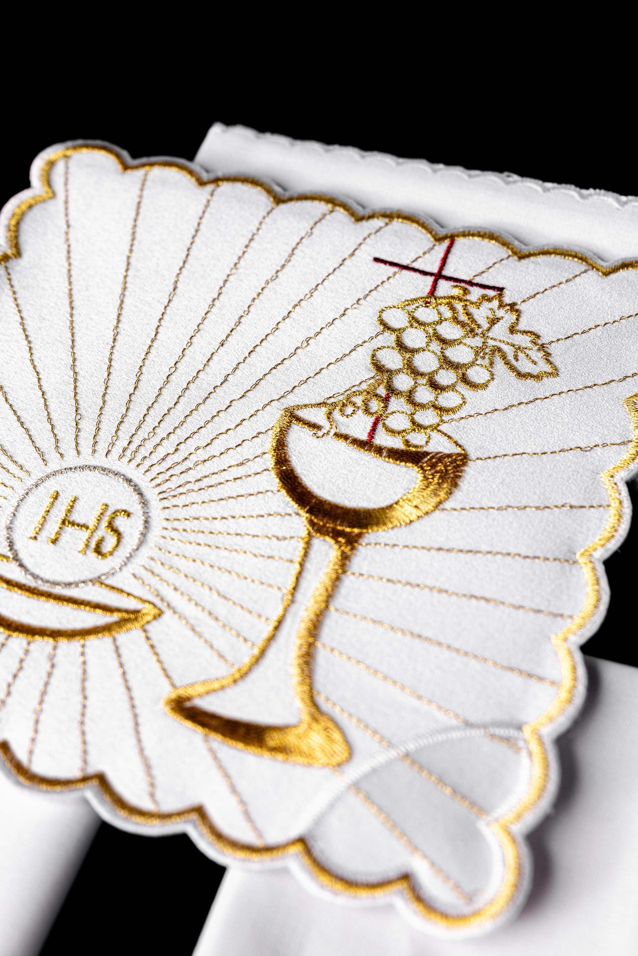 Kelch aus Leinen mit eucharistischer Stickerei