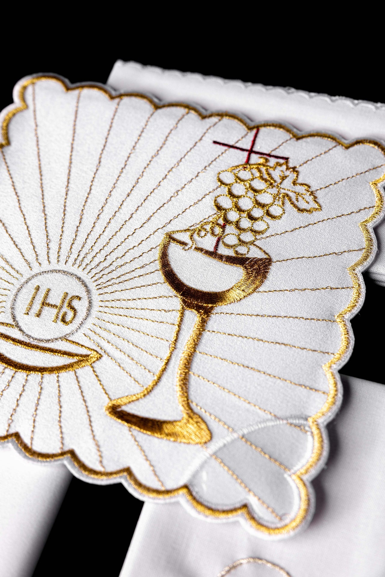 Kelch aus Leinen mit eucharistischer Stickerei