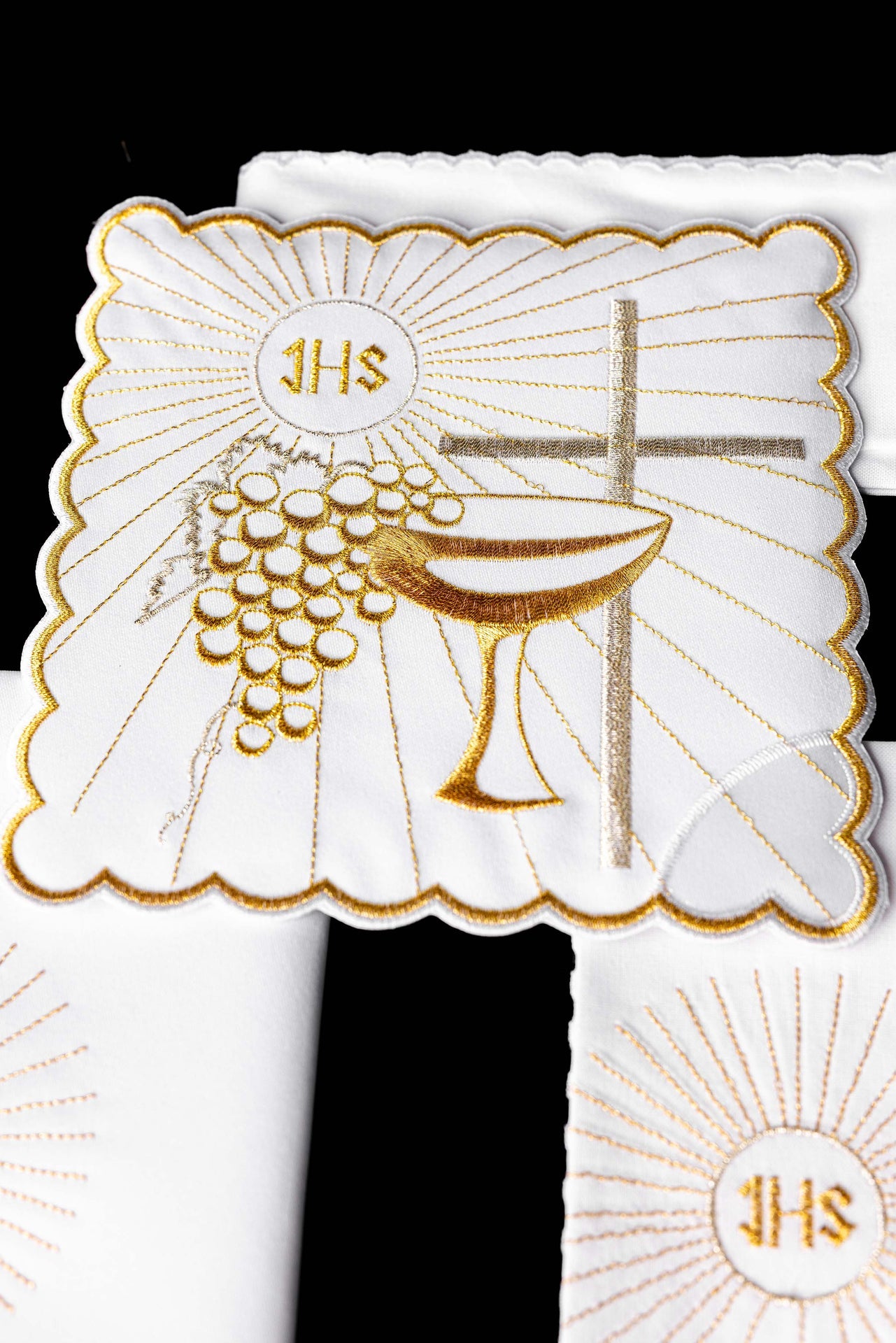 Kelchleinen mit goldener Kelch- und Kreuzstickerei